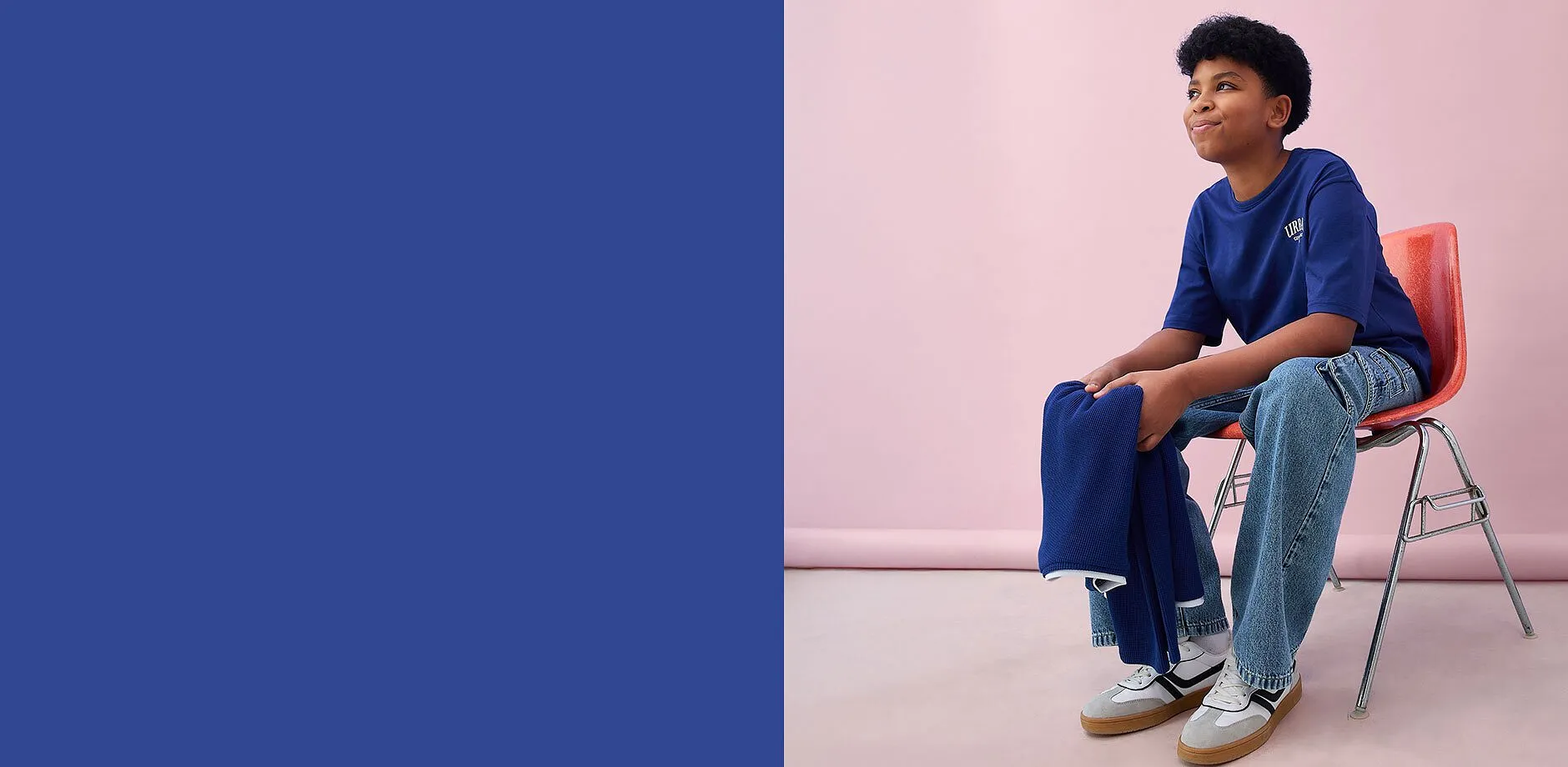 L&auml;ssiger Look: Blaues T-Shirt, helle Jeans und bequeme Sneakers. Stilvolle Kombination f&uuml;r den Alltag.