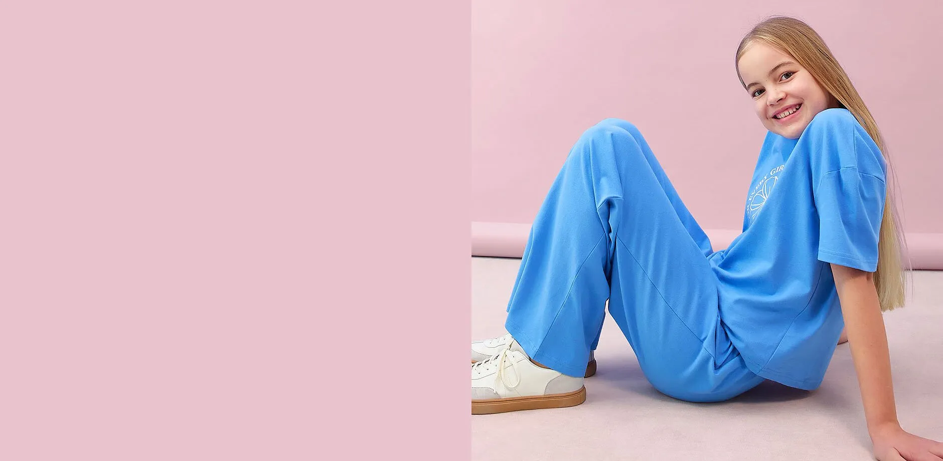 Ljust och bekv&auml;mt bl&aring;tt dominerar outfiten: Vid T-shirt och l&ouml;sa byxor f&ouml;r avslappnad komfort.

