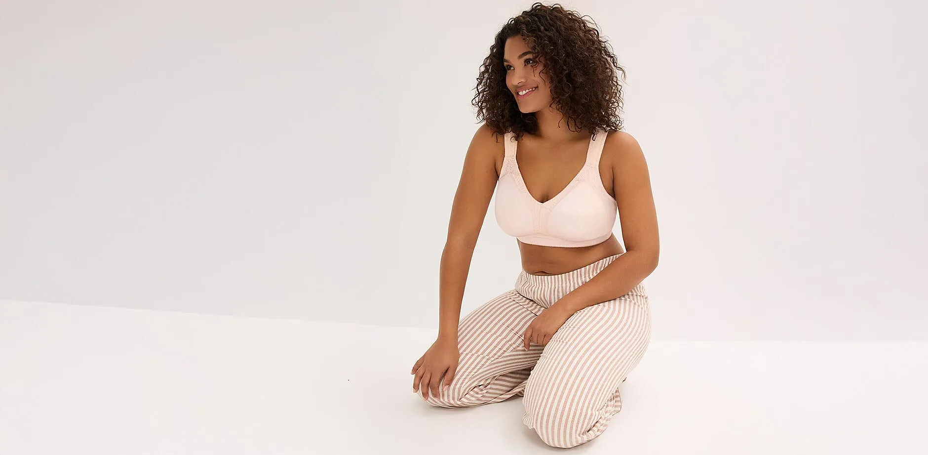 Elegant kombination av ljus BH och ljusa, m&ouml;nstrade byxor f&ouml;r en avslappnad look.

