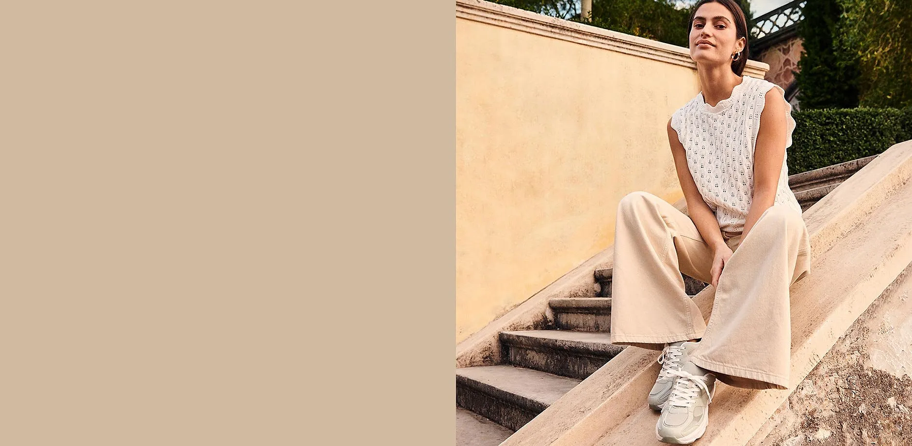 Outfit med vit topp, vida beiga byxor och bekv&auml;ma sneakers.

