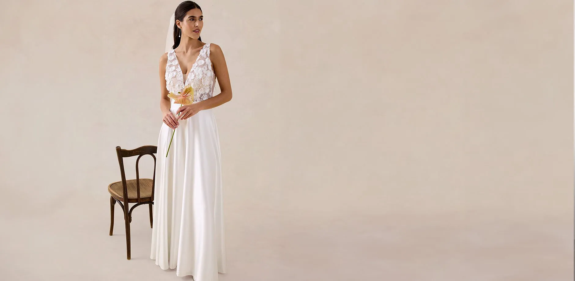 Elegantes wei&szlig;es Maxikleid mit Spitzenoberteil, tiefem V-Ausschnitt und flie&szlig;endem Rock. Perfekt f&uuml;r Sommerhochzeiten.