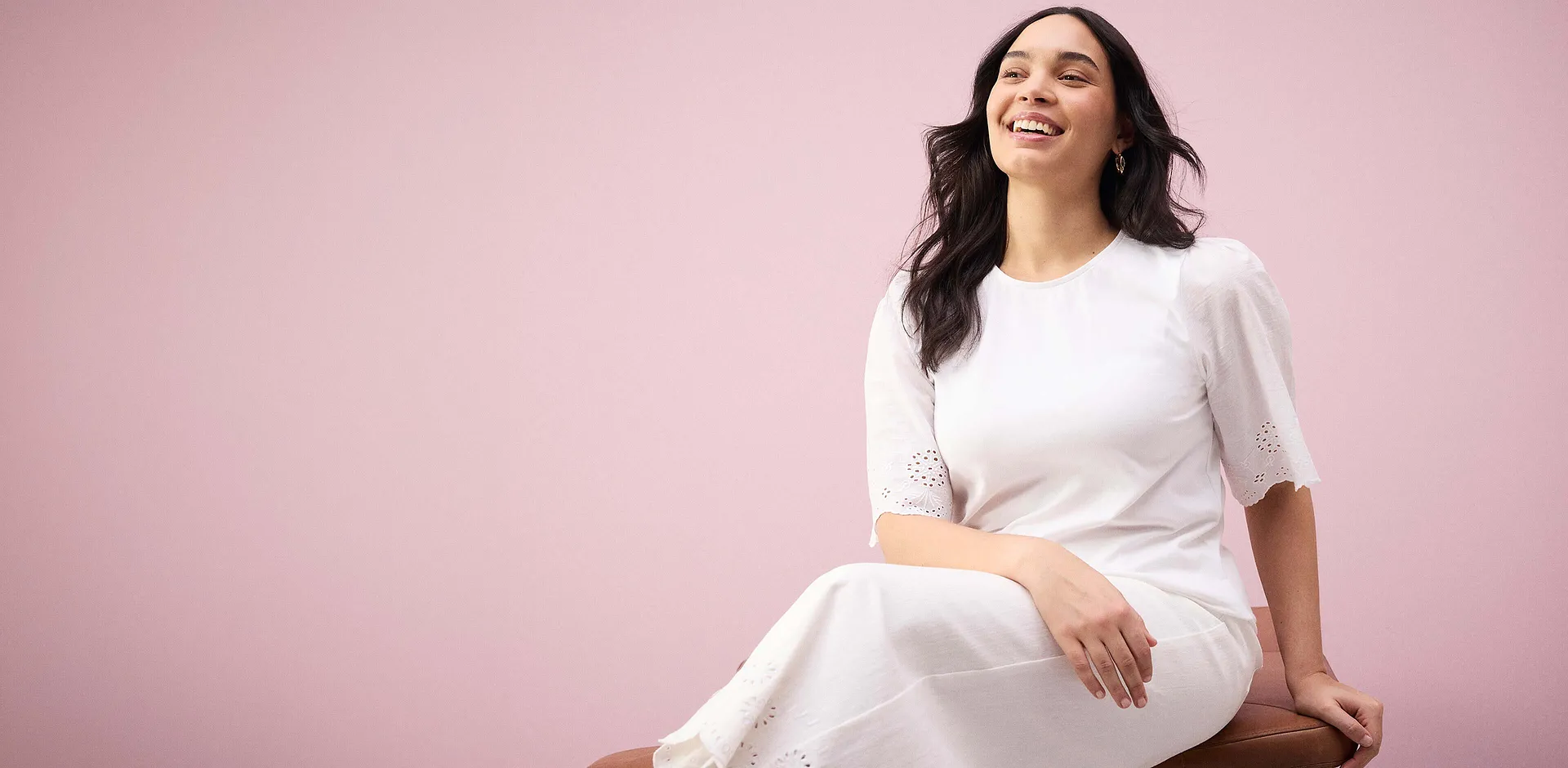 Elegant vit spetsblus med korta &auml;rmar.