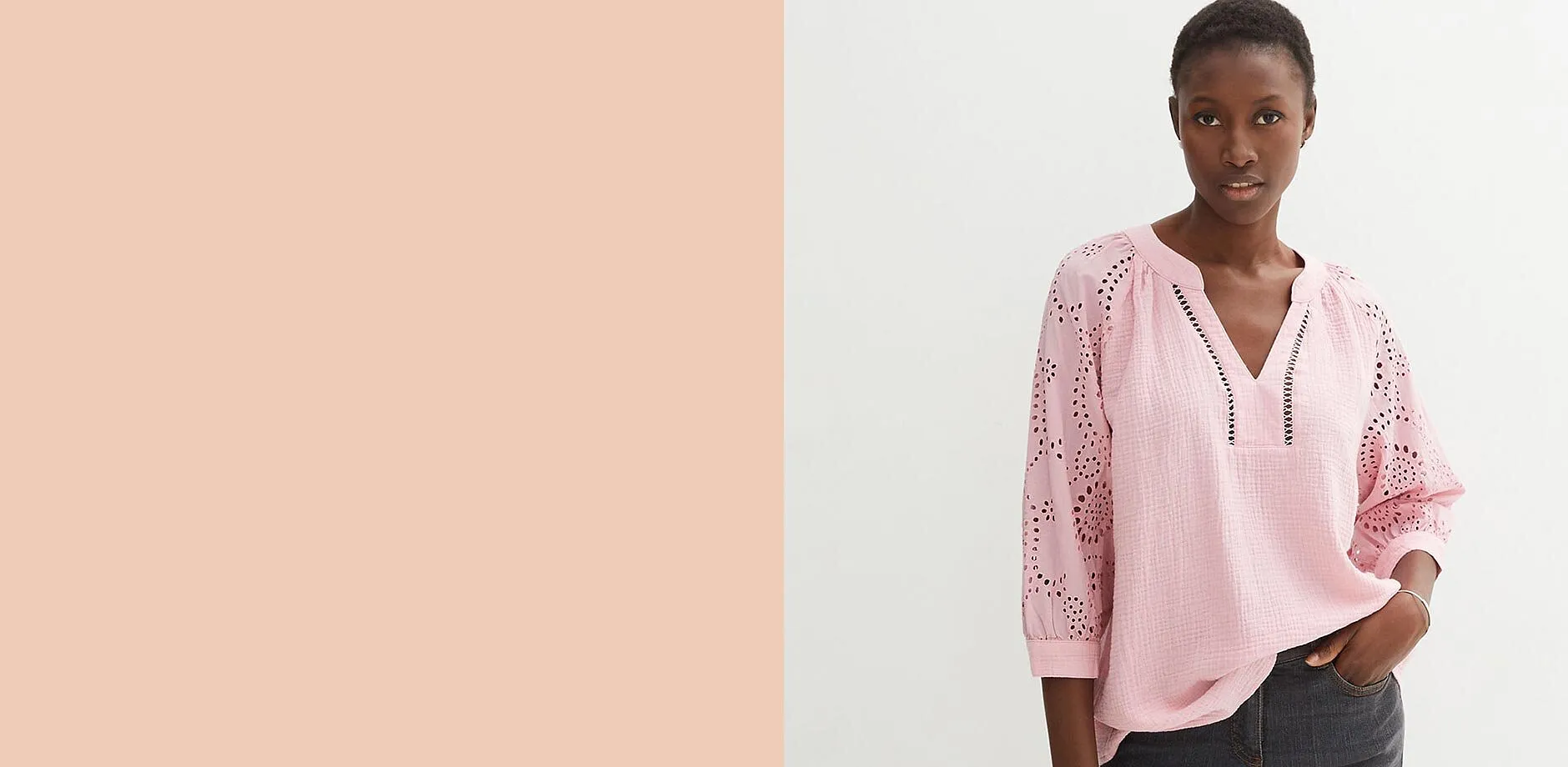 Rosa tunika med h&aring;lbroderi och V-ringning, kombinerad med m&ouml;rka jeans.

