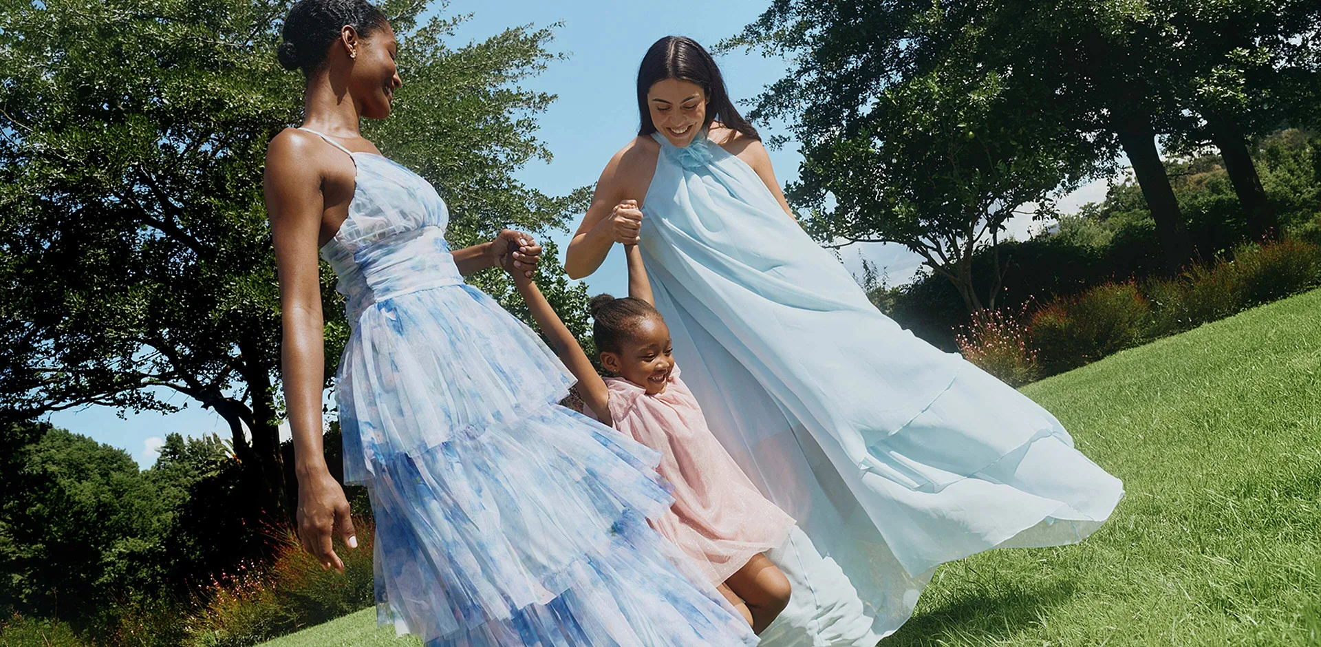 Dam - Mellanl&aring;ng kl&auml;nning i fin tyll med volanger - ljusbl&aring; blommig