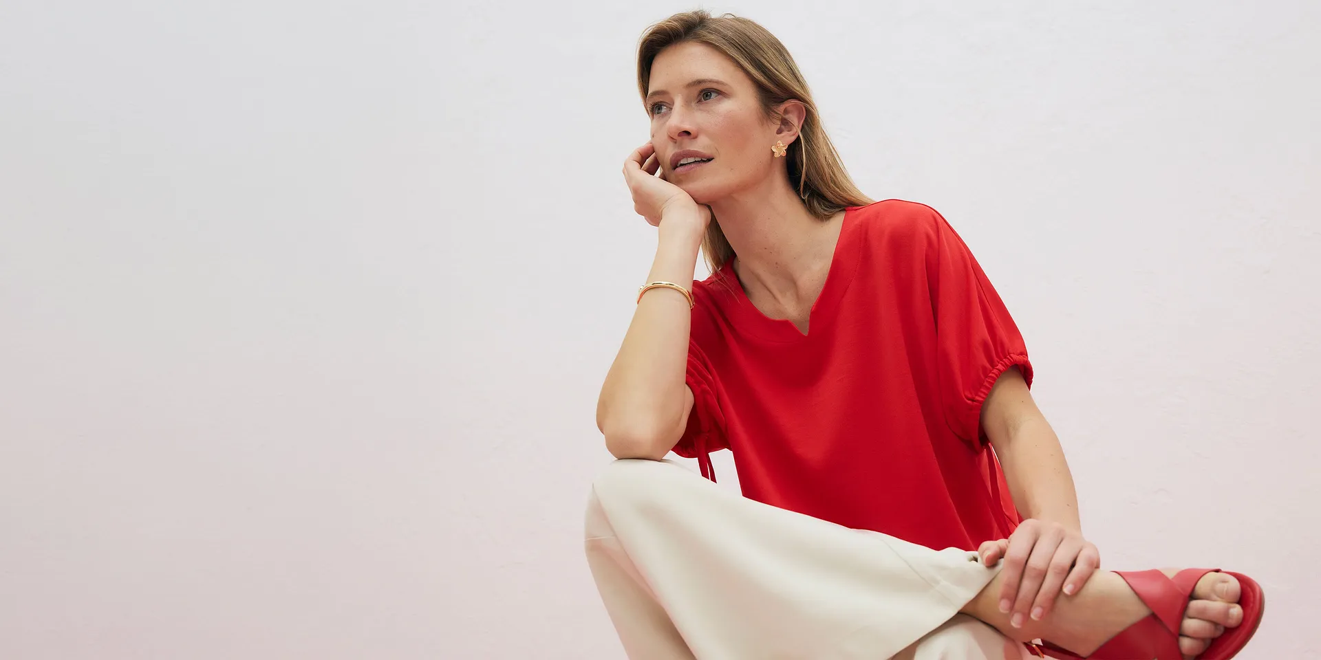 Elegant r&ouml;d t-shirt med v-ringning, kombinerat med ljusa byxor.

