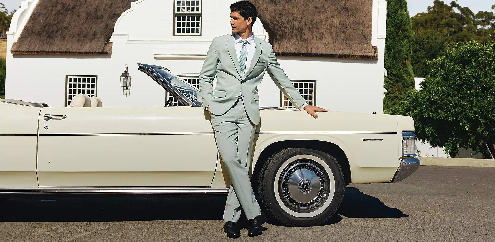 Elegant, ljusgr&aring; kostym med matchande slips i en stilfull kombination.