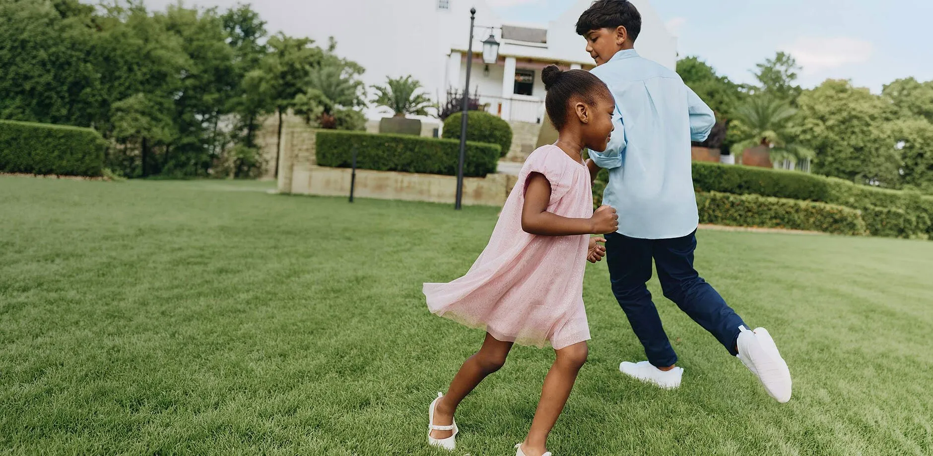 Ljusbl&aring; skjorta, bl&aring; byxor, rosa kl&auml;nning och vita skor till festen.

