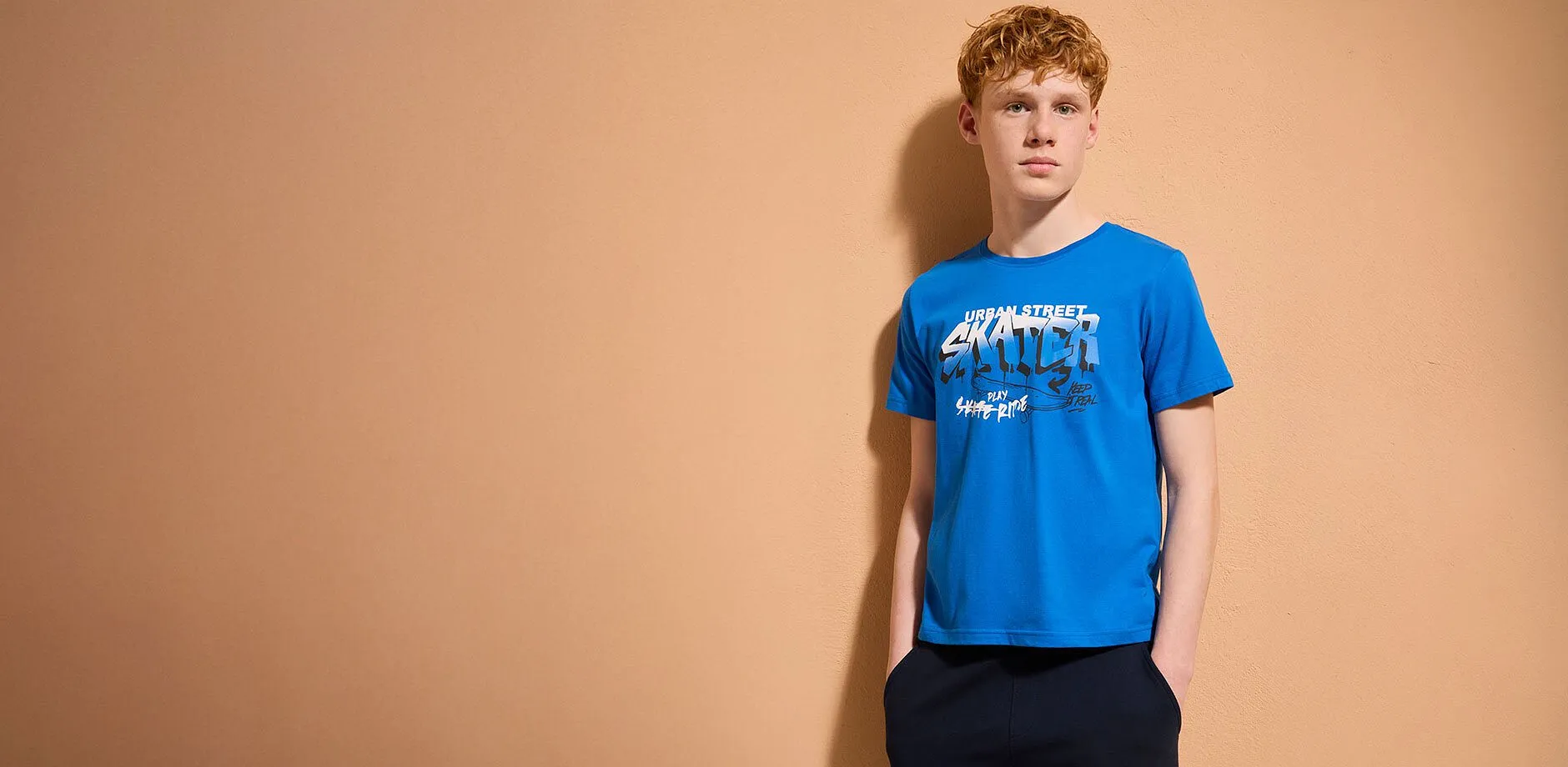 Ledig look: bl&aring; T-shirt, ljusa jeans och bekv&auml;ma sneakers. En stilfull kombination i vardagen.