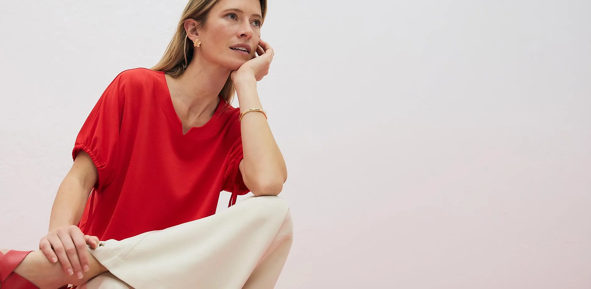 R&ouml;d &ouml;verdel med V-ringning och korta &auml;rmar.