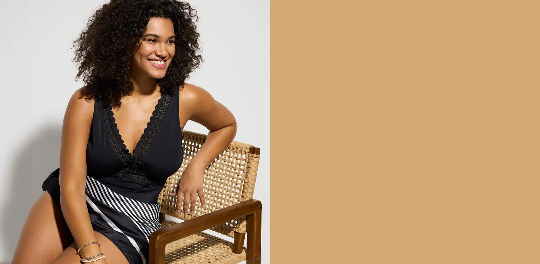 Svart, V-ringad baddr&auml;kt med laserskurna inf&auml;llningar.