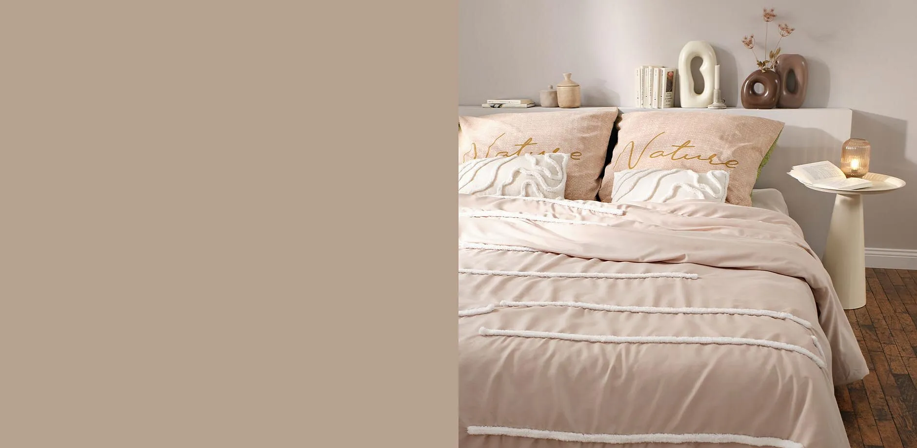 Ljusrosa s&auml;ngkl&auml;der med r&auml;nder pryder det mysiga sovrummet i varma pastelltoner.

