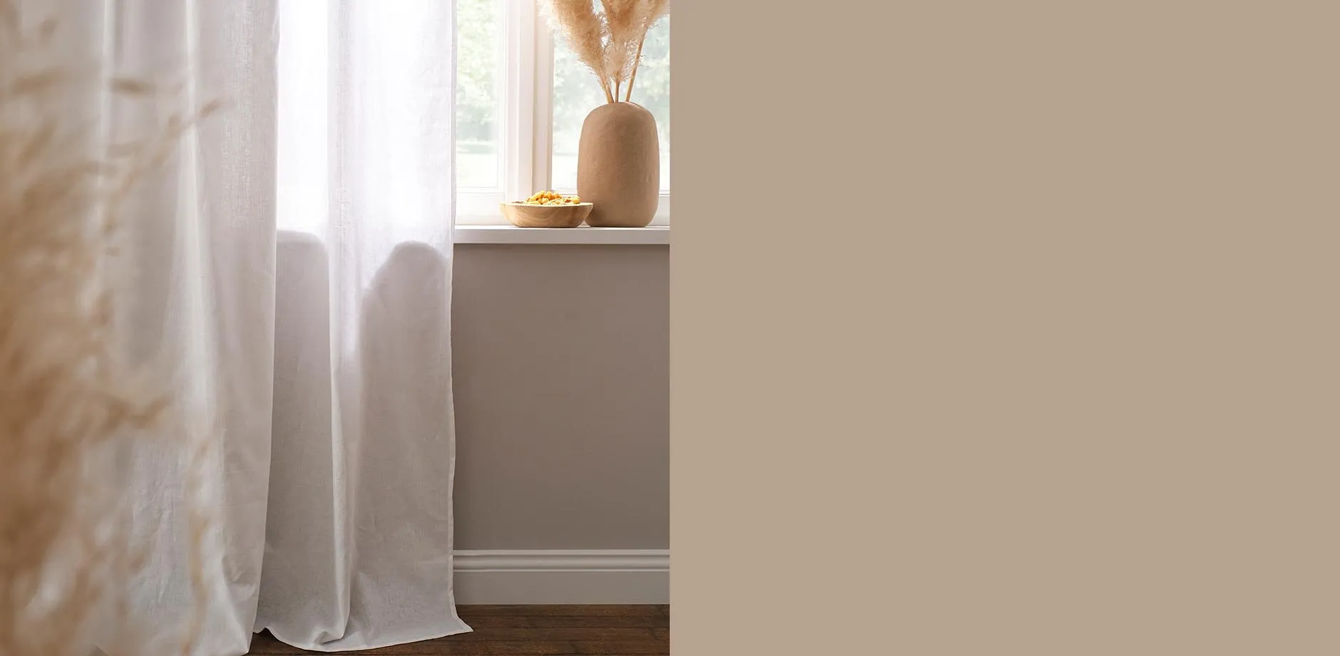 L&auml;tta, vita gardiner faller elegant till golvet.

