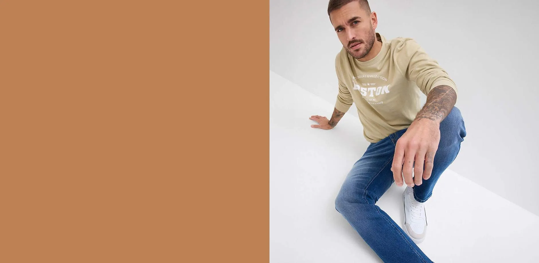 Regular fit-jeans kombinerade med en beige sweatshirt med tryck.12

