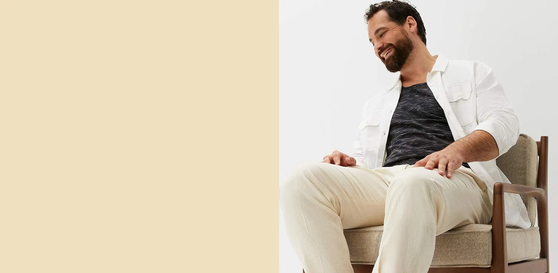 Outfit med vit skjorta, m&ouml;rk t-shirt och ljusa byxor.

