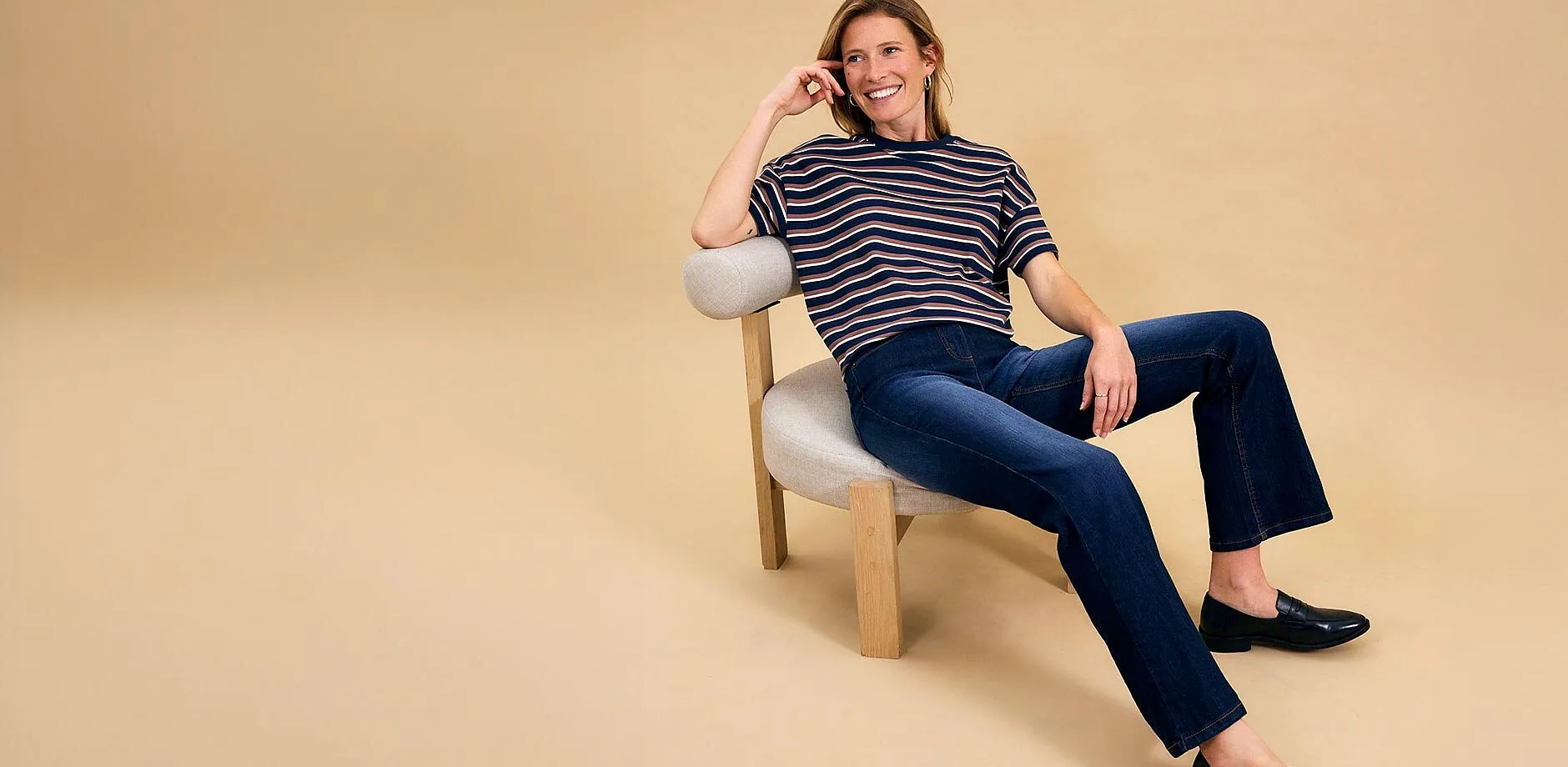 Outfit med m&ouml;rkbl&aring;a jeans och randig t-shirt.