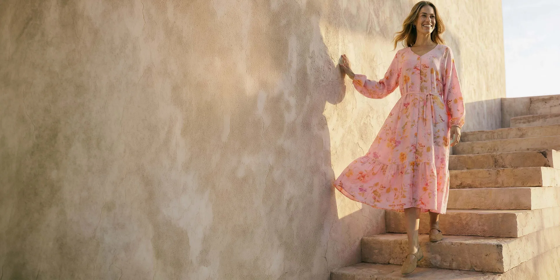 Ljusrosa kl&auml;nning med blomm&ouml;nster.

