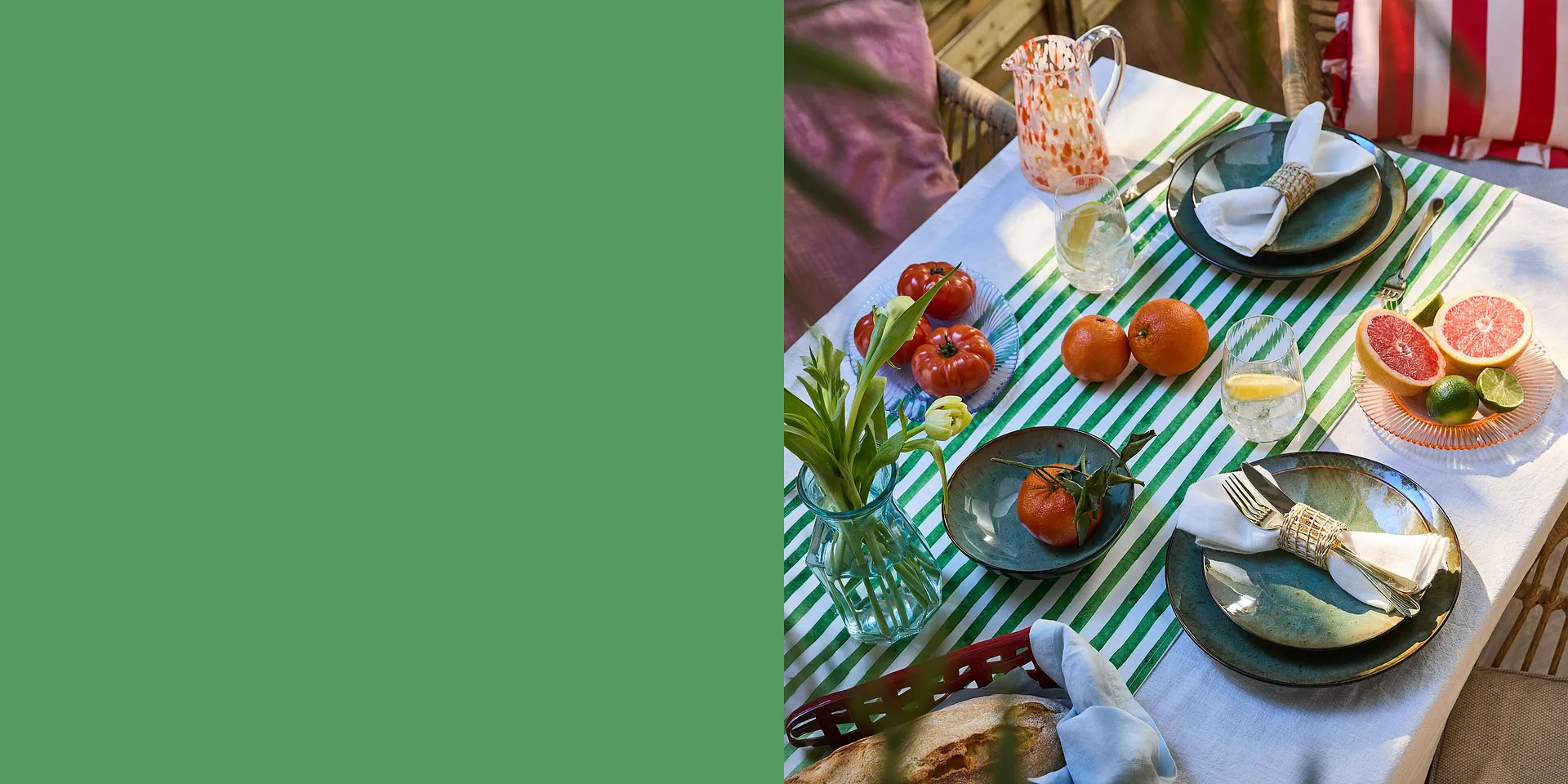 En randig duk pryder sommarbordet med f&auml;rgglada tallrikar och f&auml;rsk frukt.

