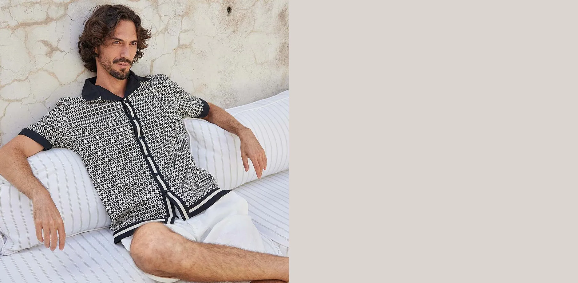 Snygg, m&ouml;nstrad kort&auml;rmad skjorta av delvis linne och matchande ljusa shorts.

