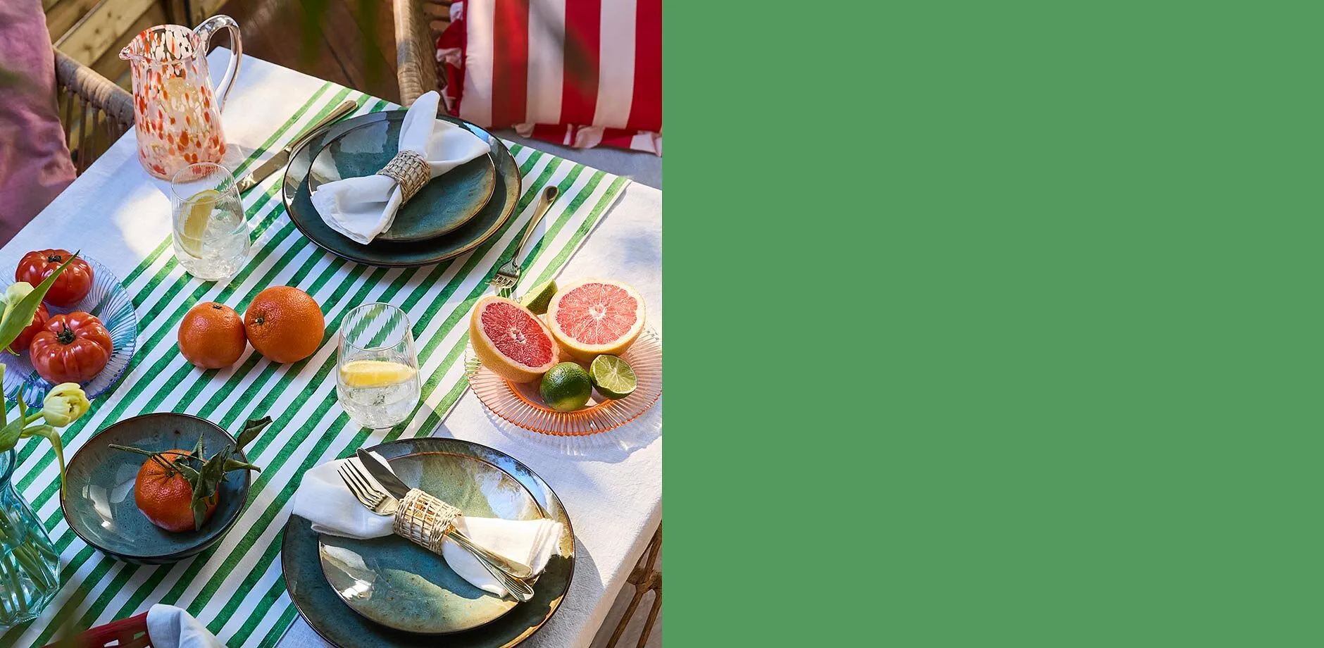 En uppdukad tr&auml;dg&aring;rdsbord med porslin och frukter.

