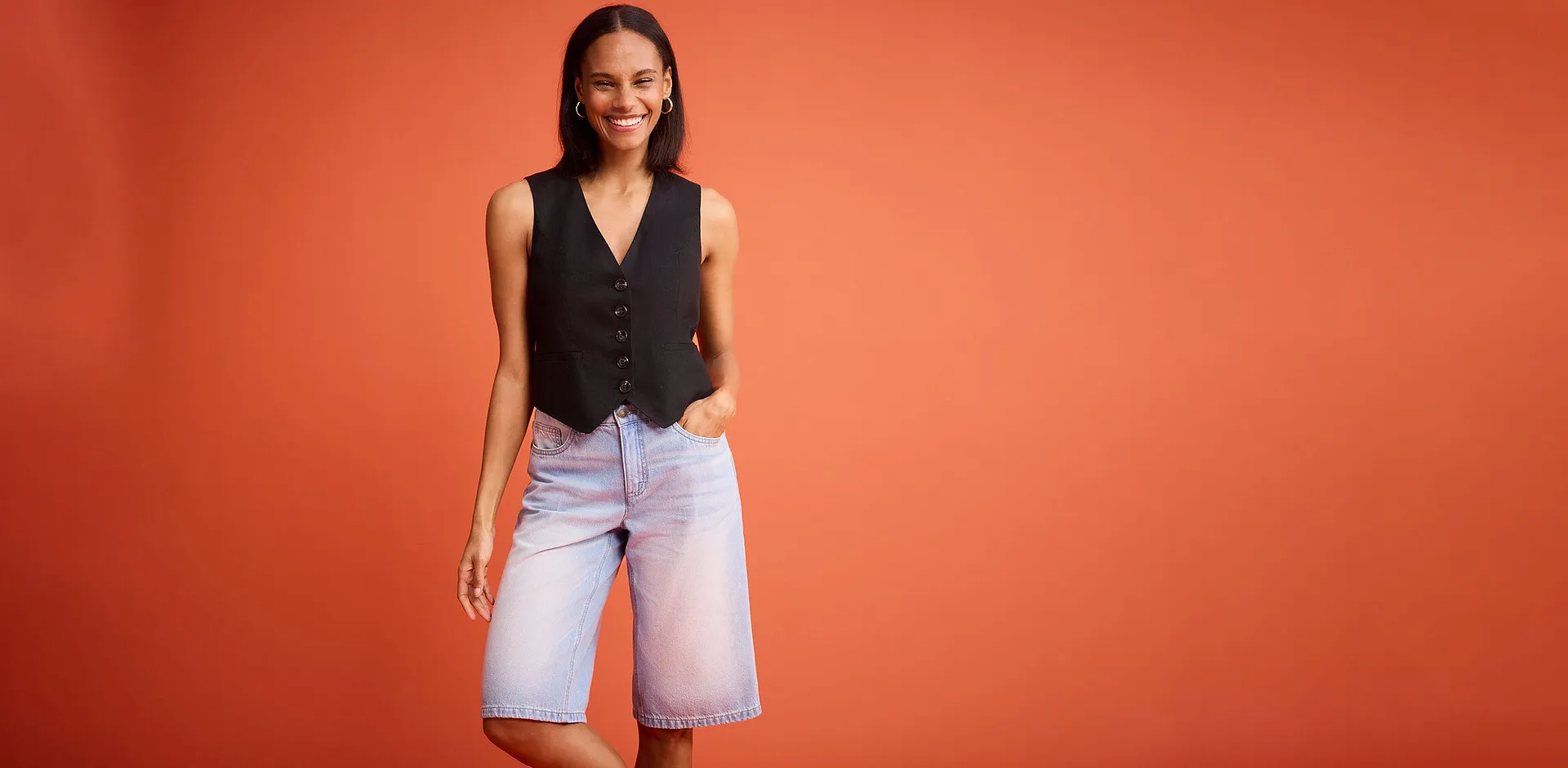 Svart v&auml;st med knappar kombinerat med ljusbl&aring; jeansshorts.

