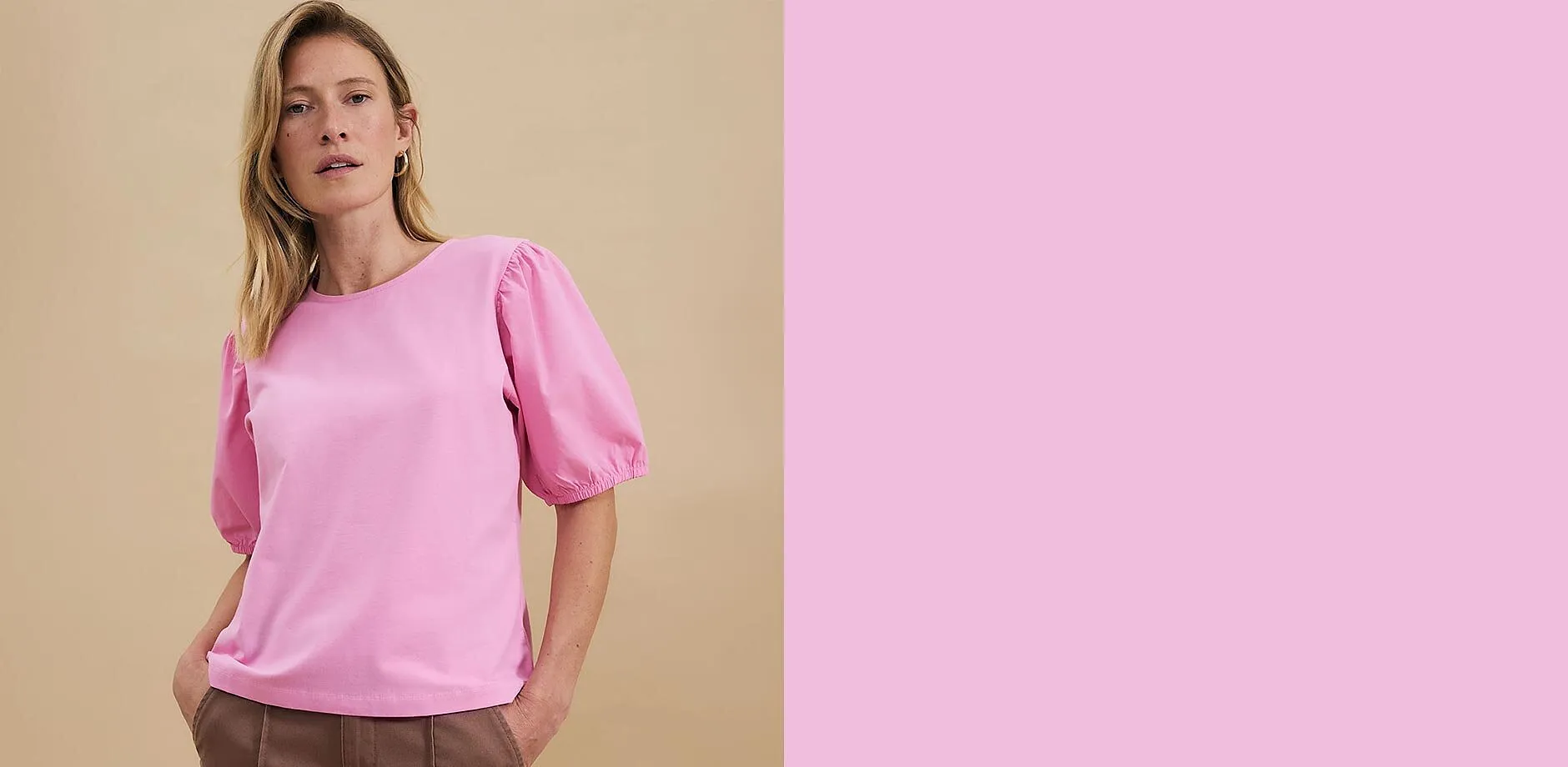 Rosa blus med ballong&auml;rmar kombinerad med beiga byxor.

