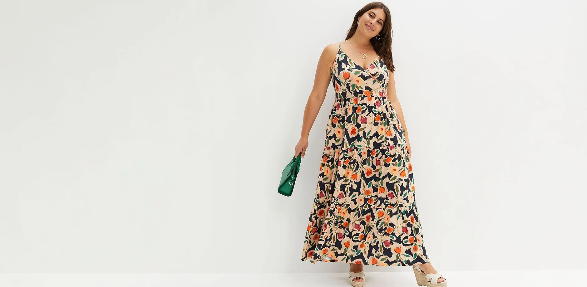 L&aring;ng sommarkl&auml;nning med f&auml;rgglatt blomm&ouml;nster och smala axelband.

