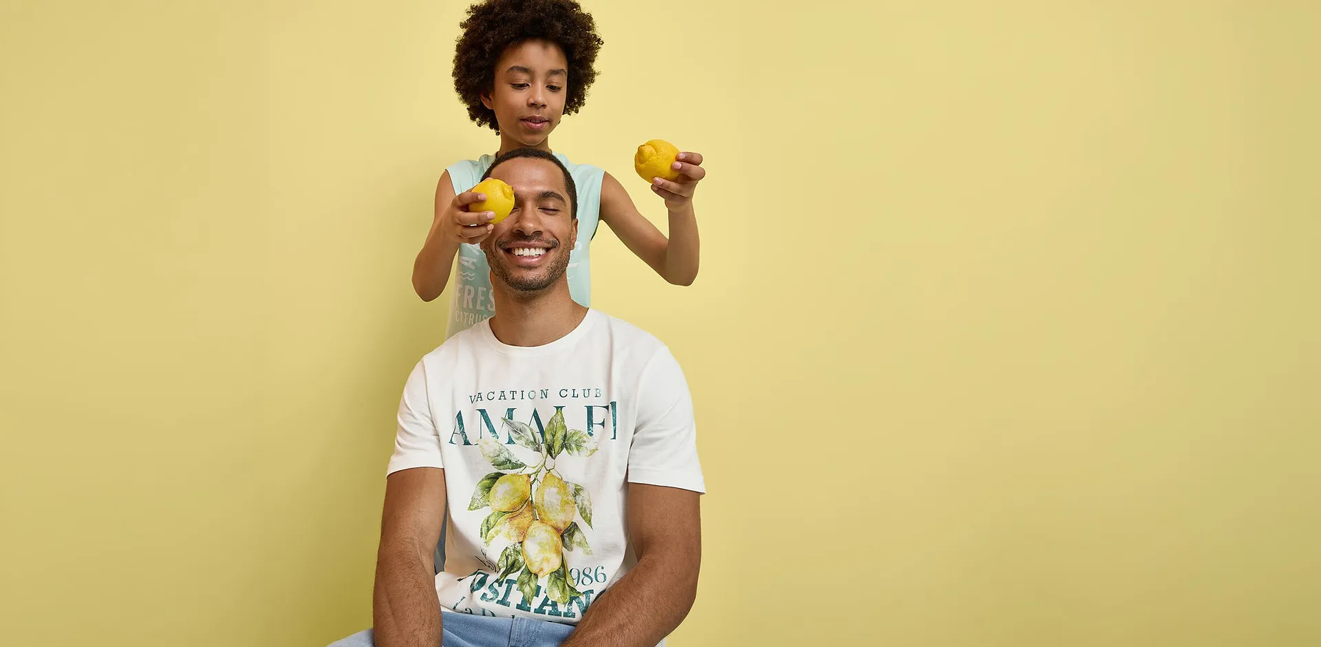 Man och barn b&auml;r f&auml;rgglada T-shirts med limefruktsmotiv.

