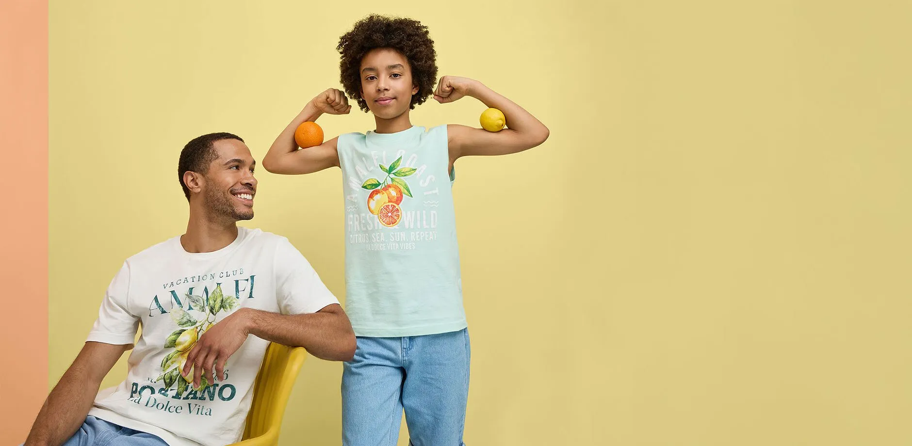 Tv&aring; personer b&auml;r avslappnade T-shirts och jeans.

