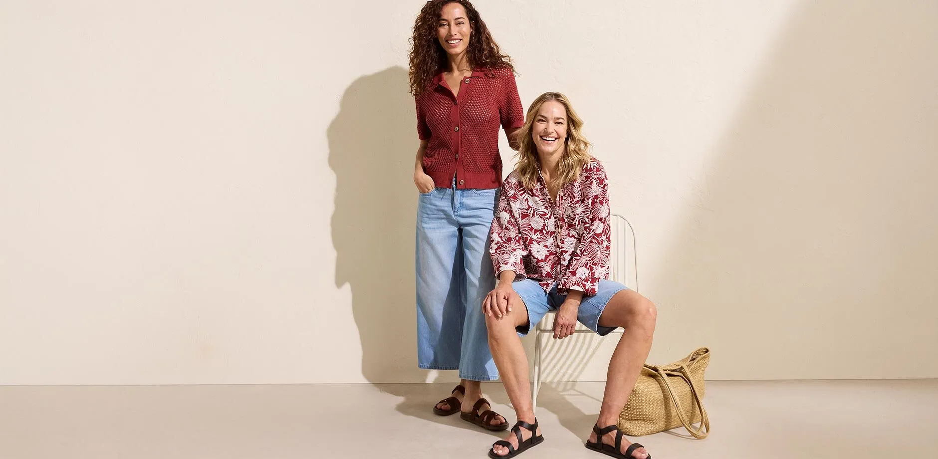 Lediga sommarlooks med m&ouml;nstrade blusar och bekv&auml;ma jeans f&ouml;r avslappnade dagar.

