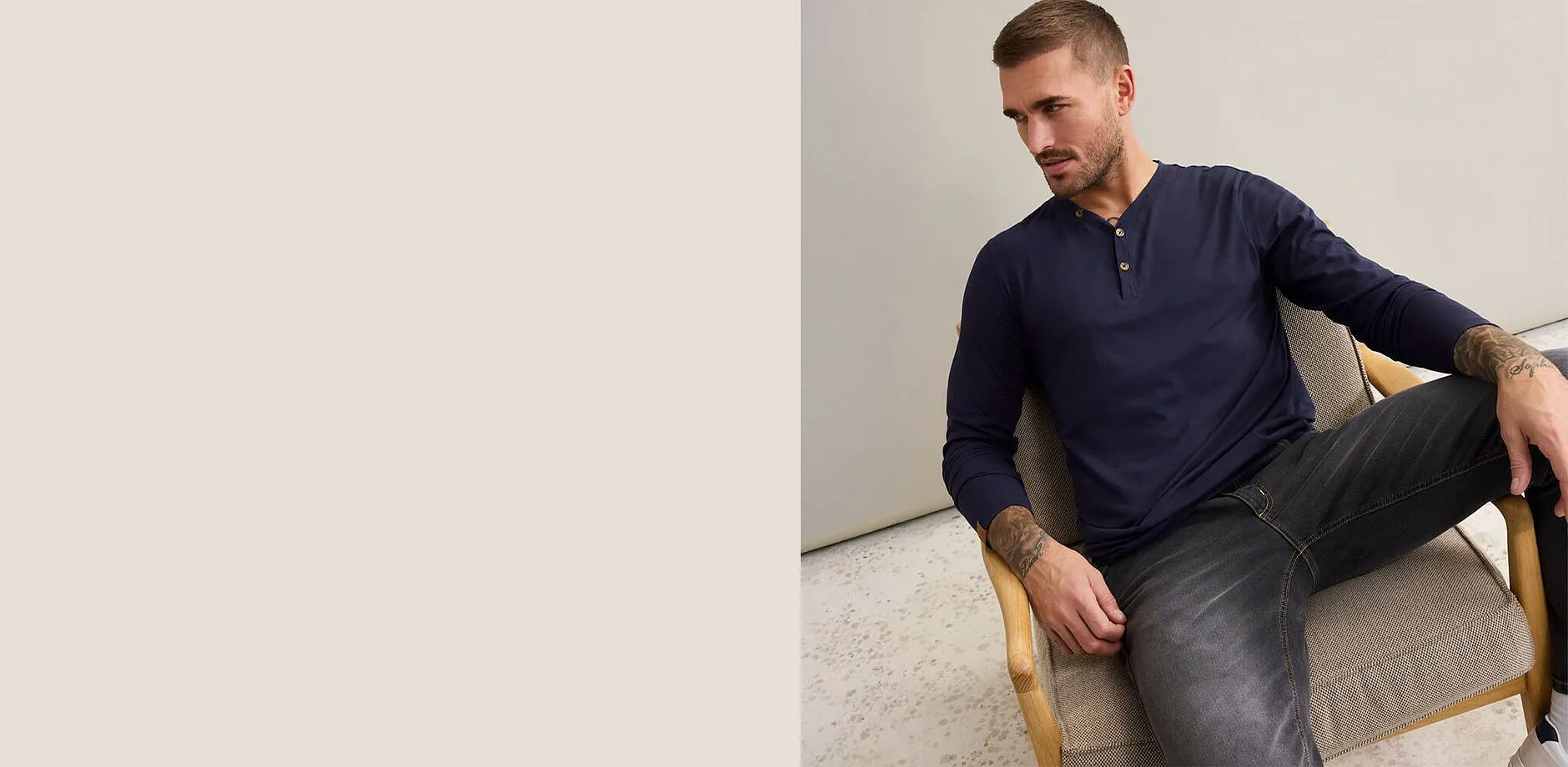 M&ouml;rkbl&aring; l&aring;ng&auml;rmad tr&ouml;ja med knappsl&aring;, kombinerad med gr&aring; jeans.

