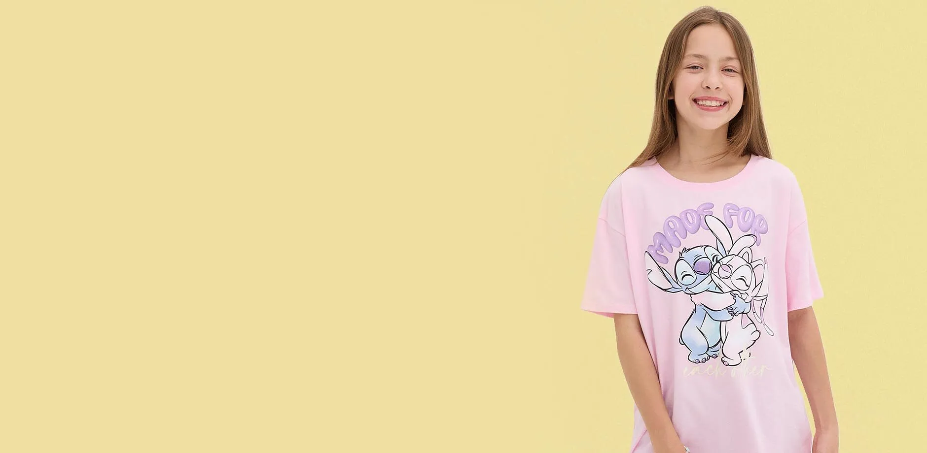 En rosa T-shirt med ett s&ouml;tt cartoonmotiv ger en glad och lekfull look.