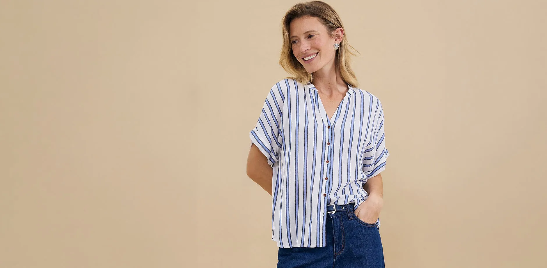 En avslappnad randig blus med korta &auml;rmar kombinerad med klassiska m&ouml;rka jeans.

