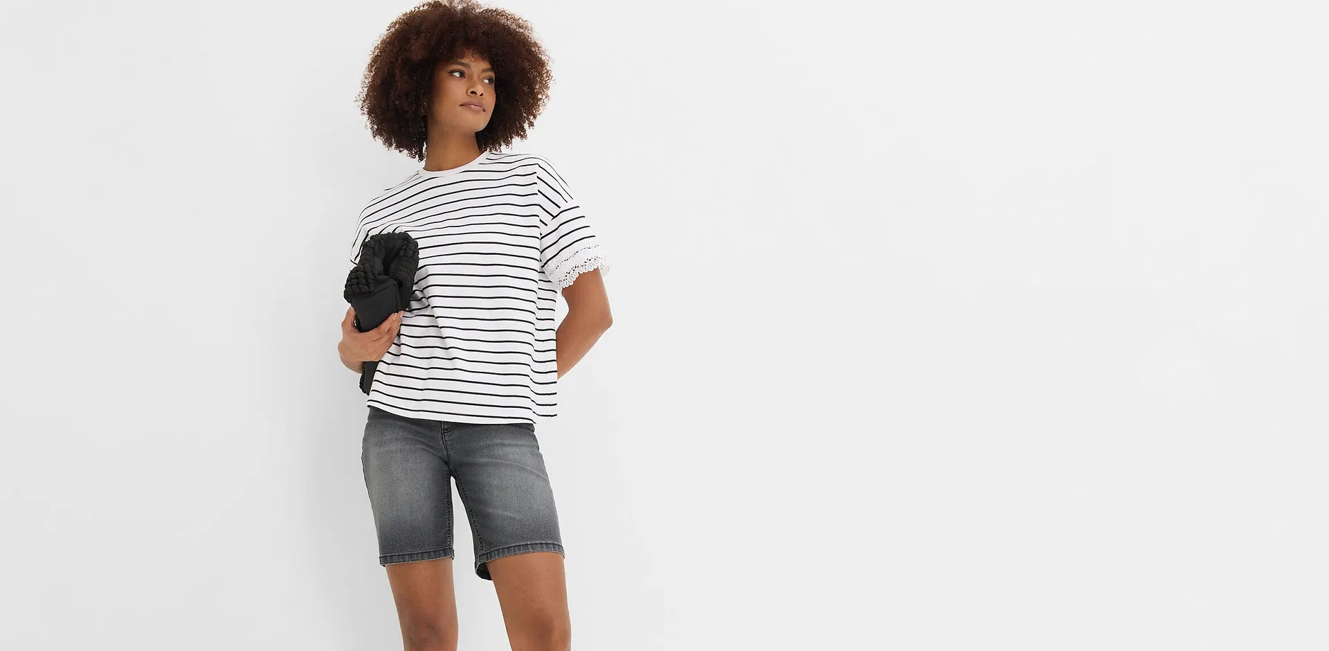 Randig T-shirt och gr&aring; shorts.

