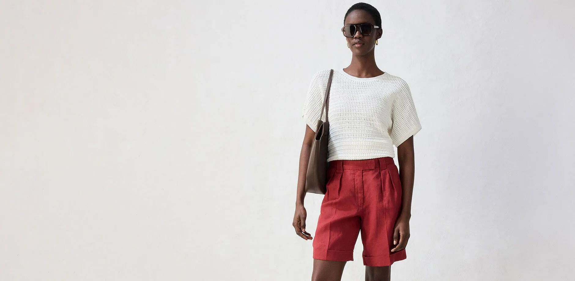 Kombination av vit topp och r&ouml;da bermudashorts.

