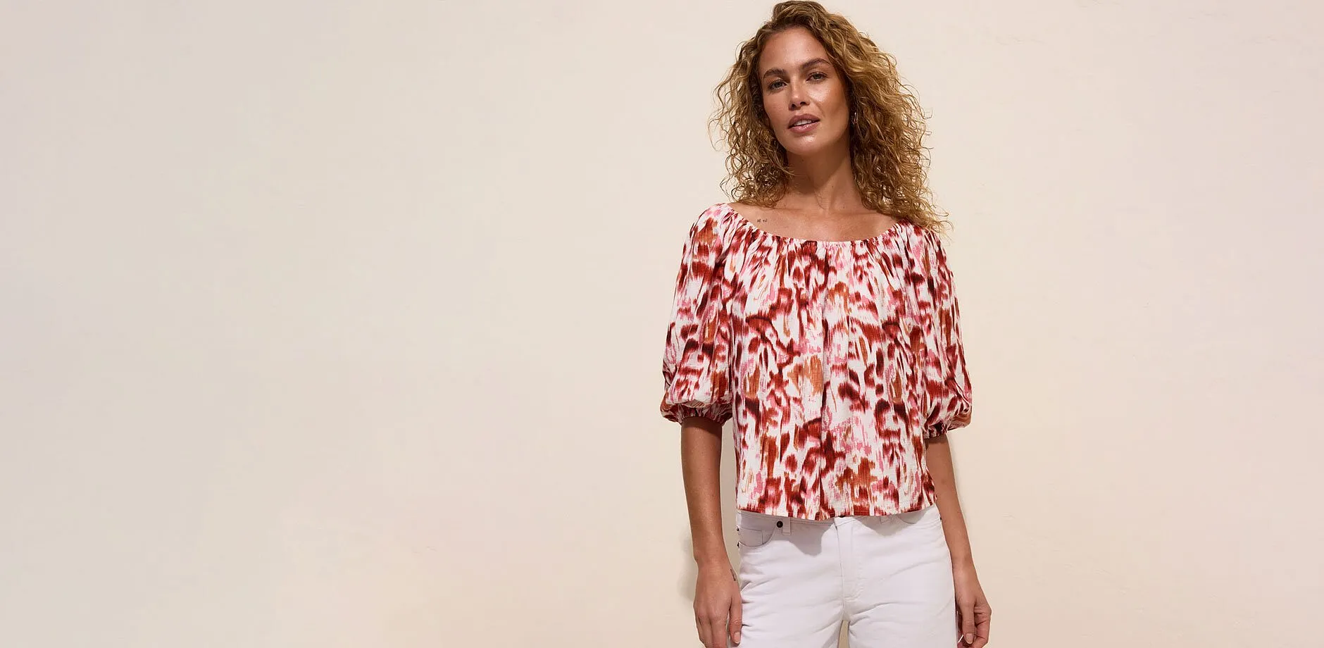 Blus med livfullt m&ouml;nster och bekv&auml;ma vita jeans.

