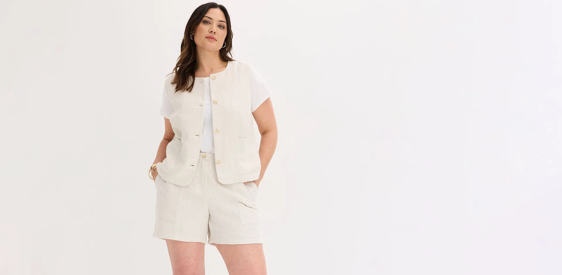 Elegant ljust tv&aring;delat set med shorts och v&auml;st i tweedstil.