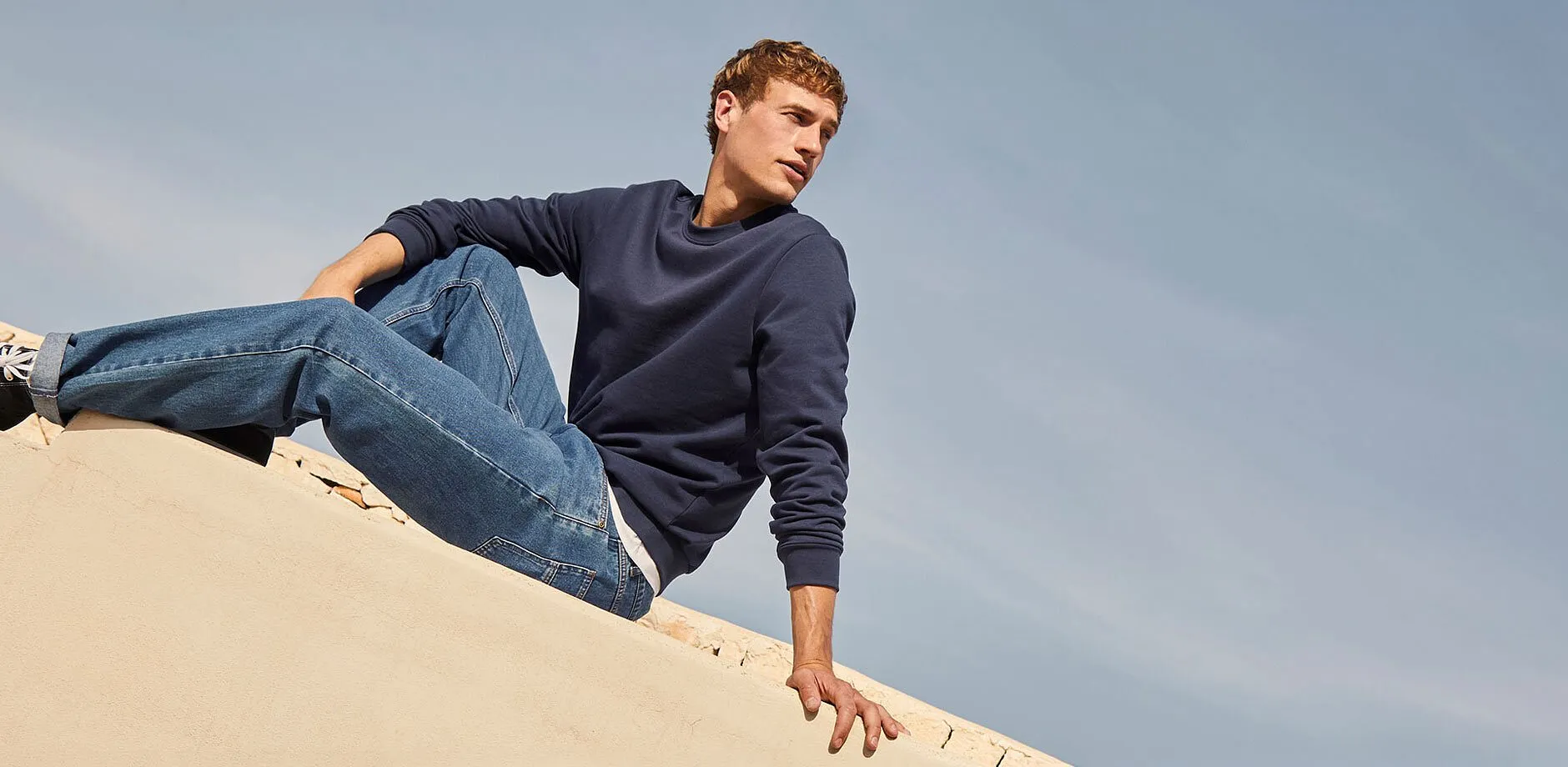 En enkel bl&aring; sweatshirt, klassiska jeans och sneakers.

