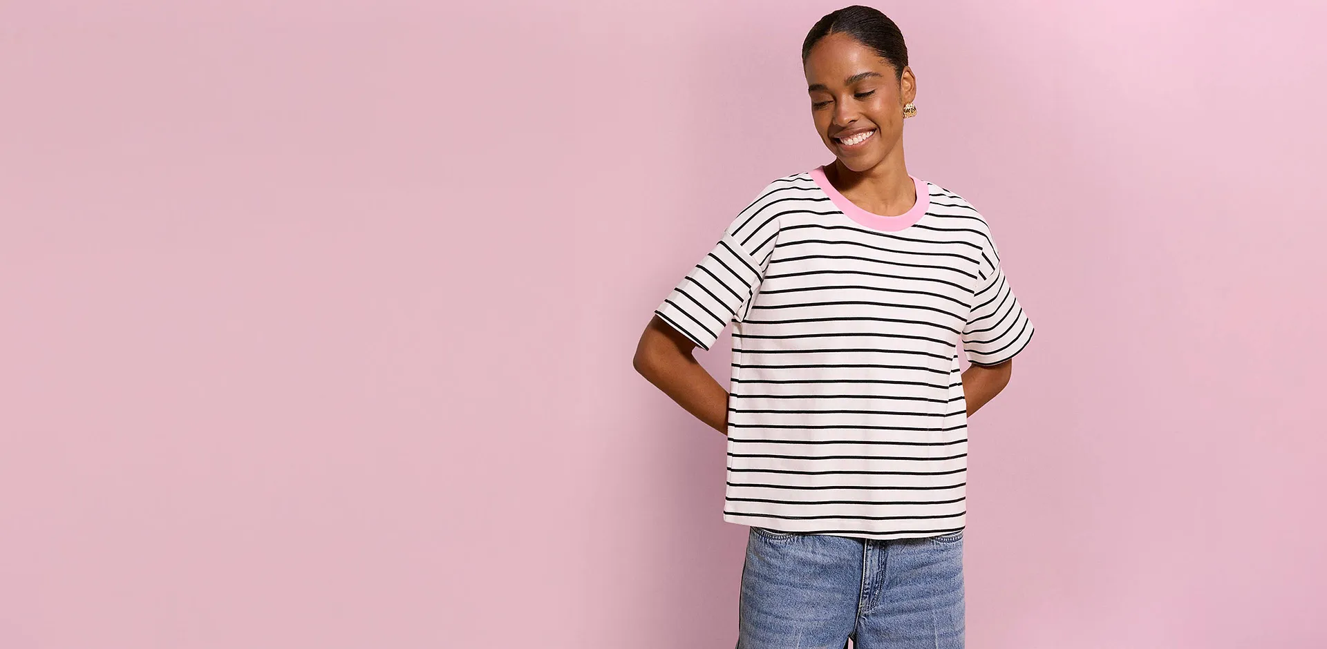     Ledig randig T-shirt med rosa krage och bl&aring; jeans.