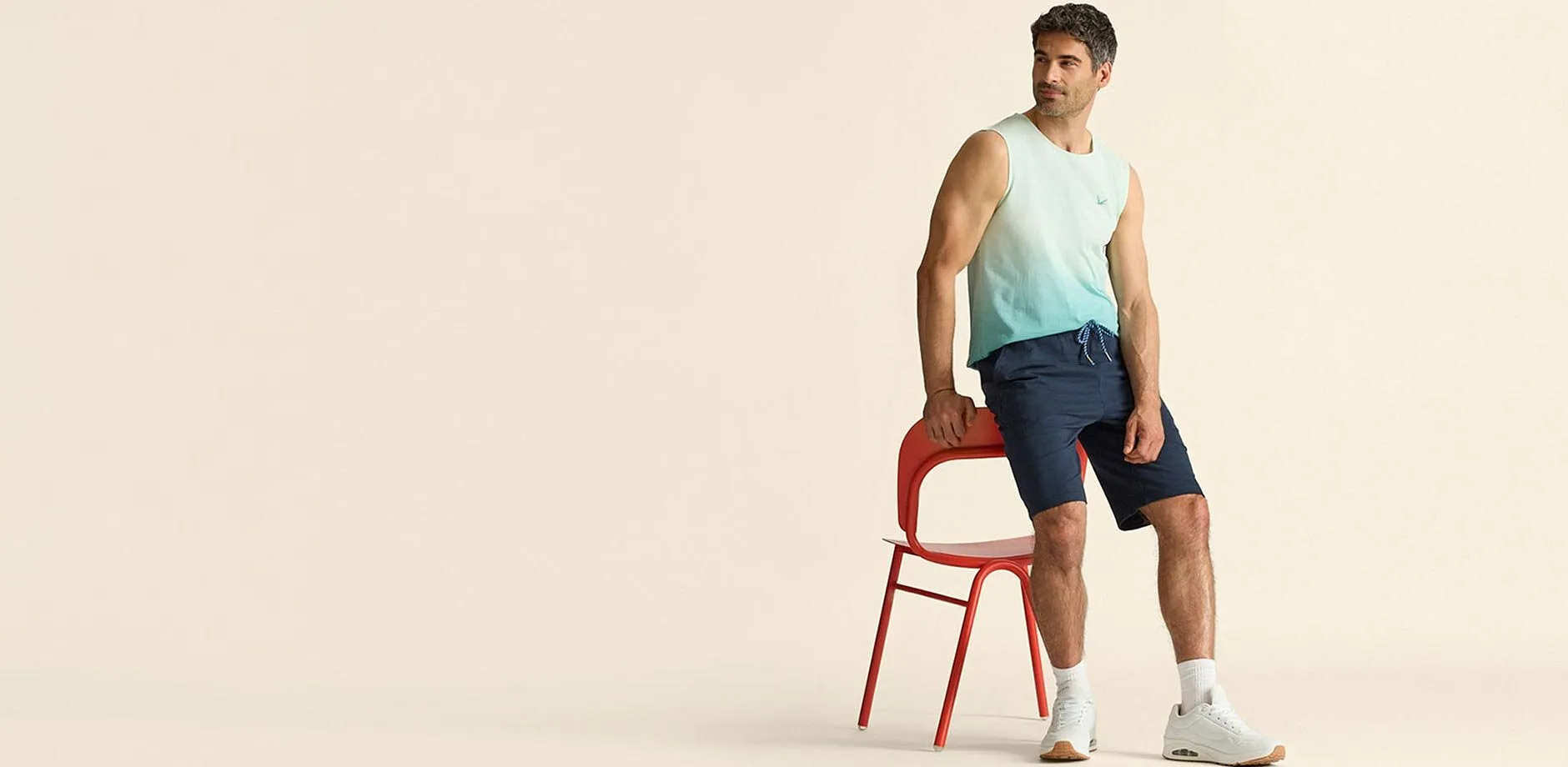 Trendigt linne med f&auml;rgnyanser, matchat med bl&aring; shorts och vita sneakers.