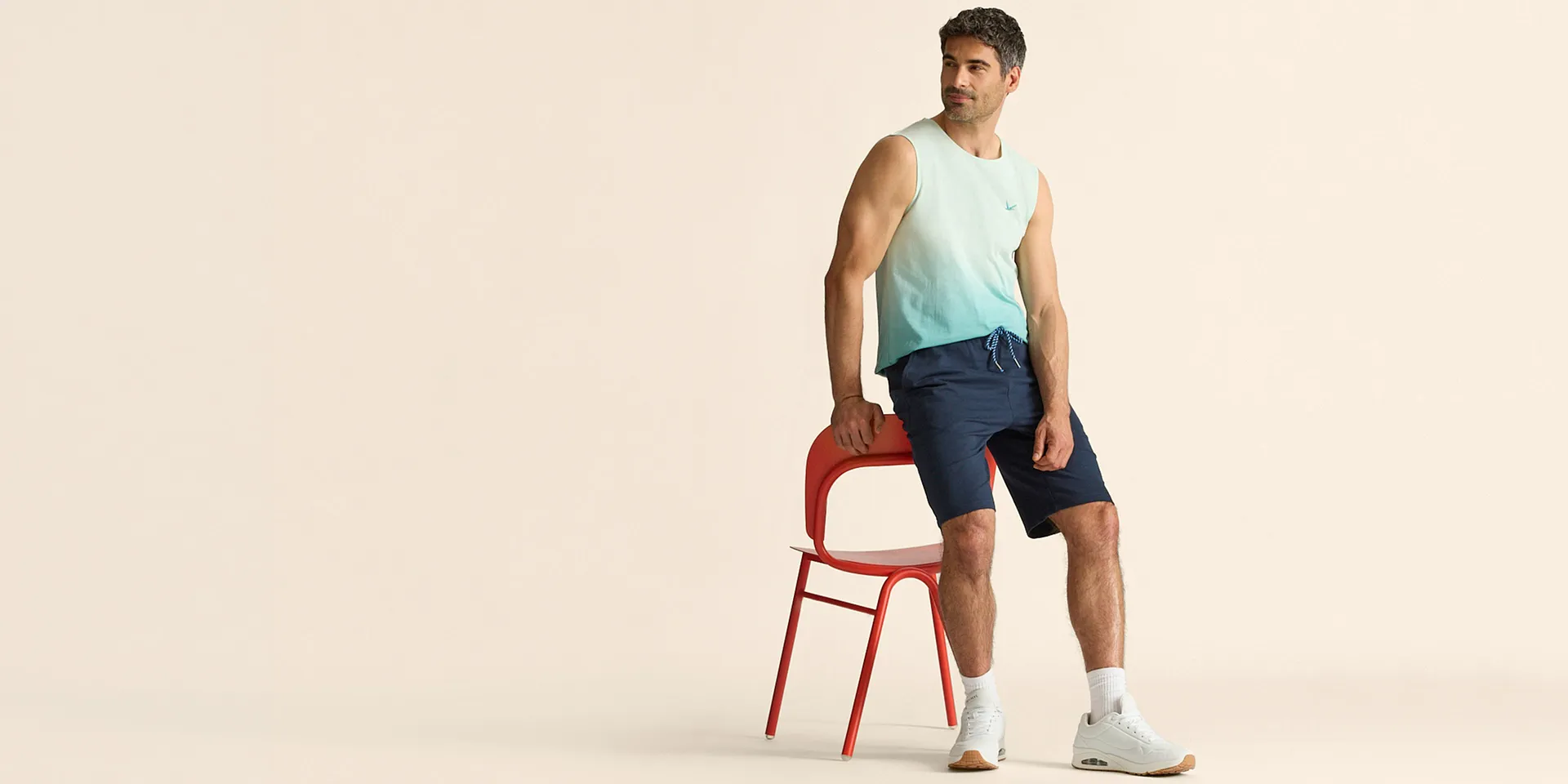 Trendigt linne i olika f&auml;rgnyanser kombinerat med bl&aring; shorts och vita sneakers.

