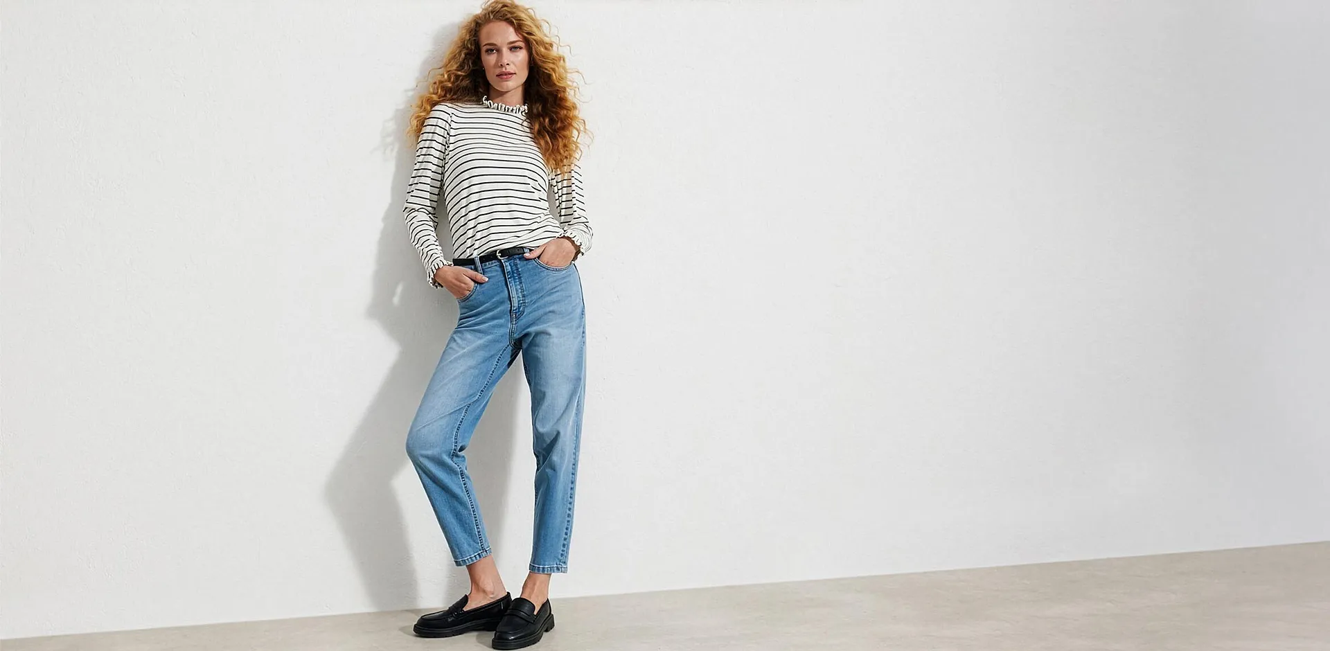 Randig, l&aring;ng&auml;rmad topp, ljusa high waist jeans, svart sk&auml;rp och loafers.