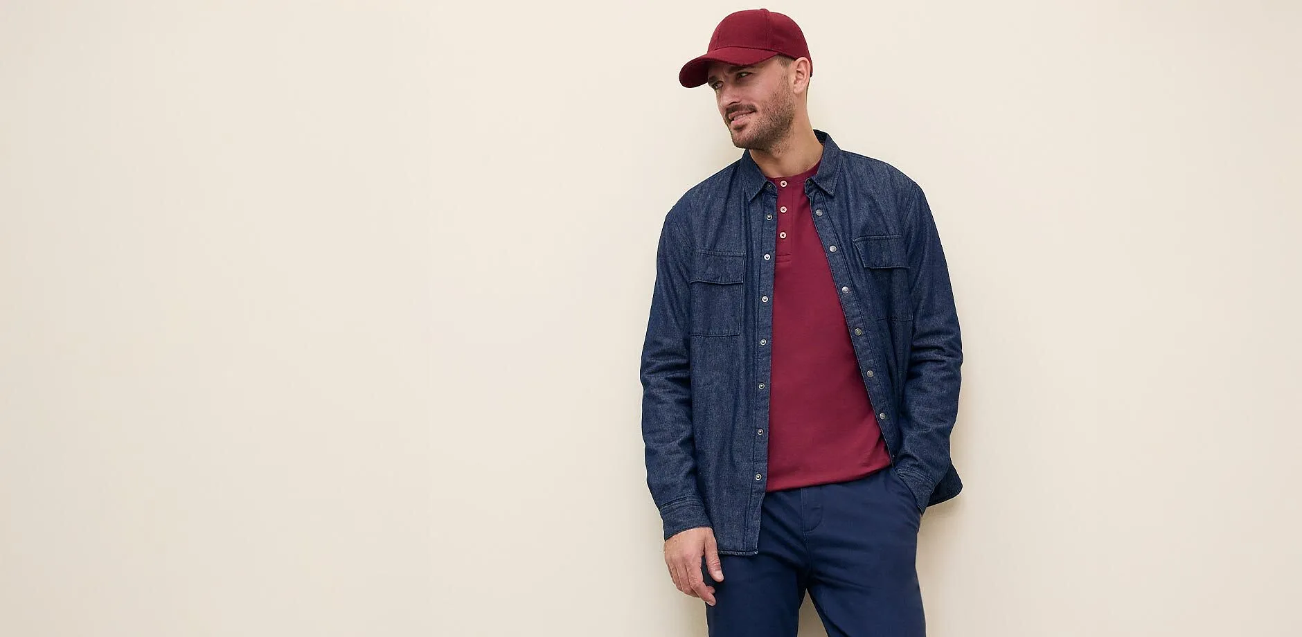 Jeansskjorta &ouml;ver en t-shirt, m&ouml;rka byxor.

