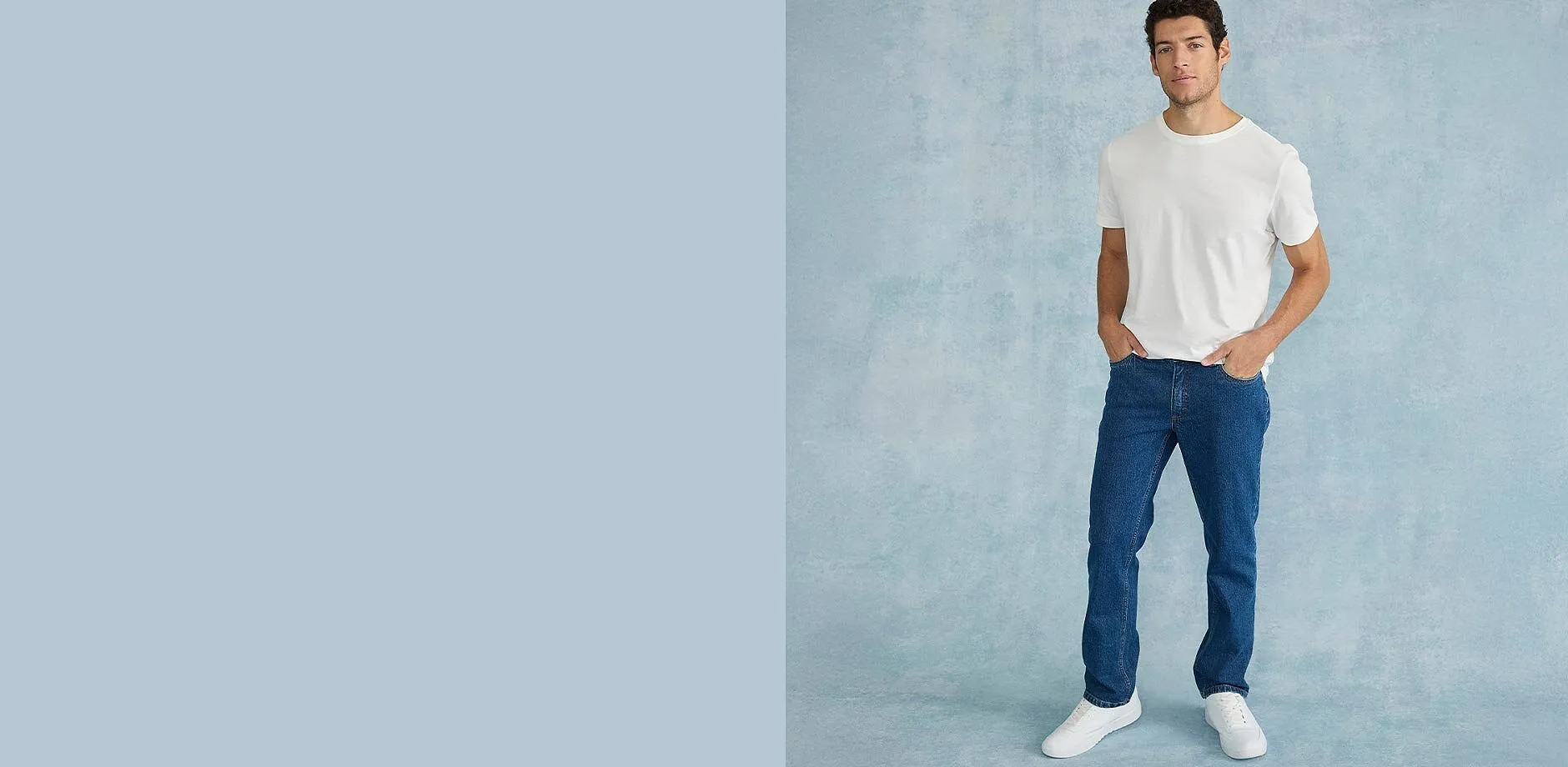 Vit t-shirt, bl&aring; jeans med normal passform och vita sneakers.

