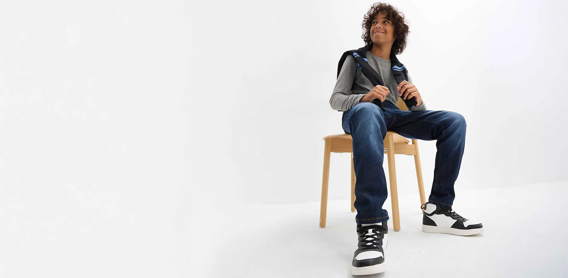 Avslappnad look med jeans, l&aring;ng&auml;rmad tr&ouml;ja och sneakers.

