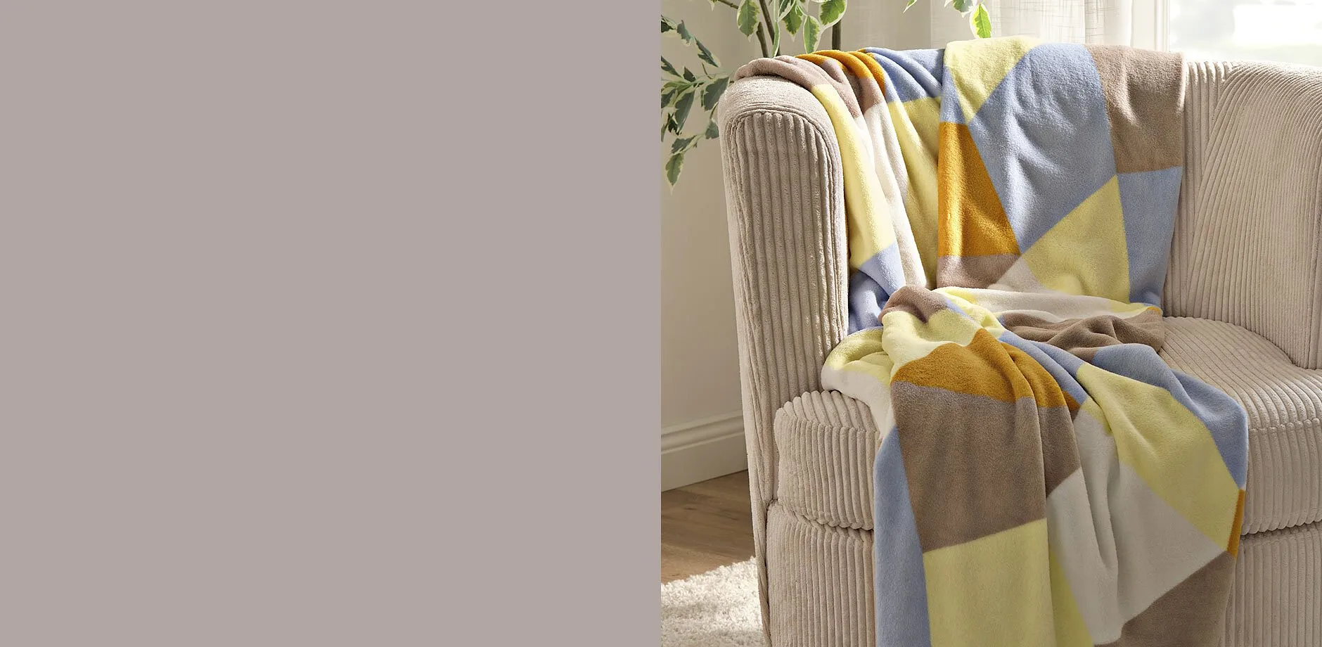 Decke liegt auf einem Sessel.