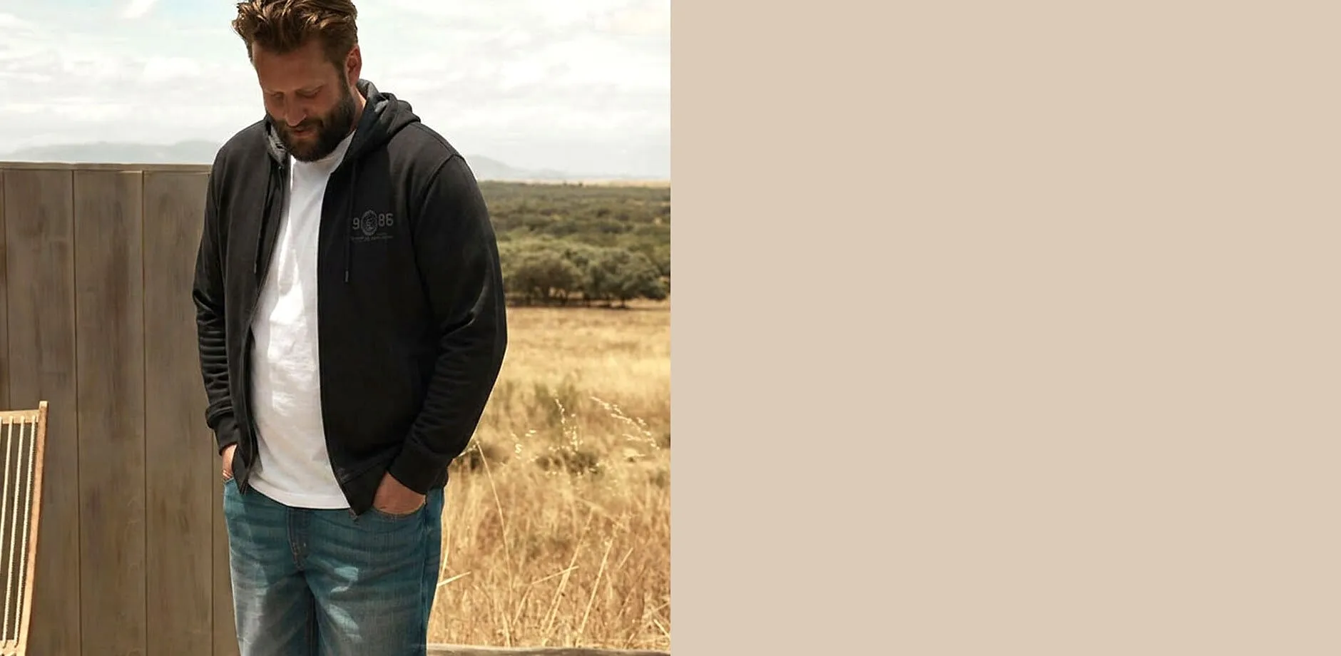 M&ouml;rk huvtr&ouml;ja &ouml;ver en vit T-shirt, till det bl&aring;a jeans: en bekv&auml;m stil.