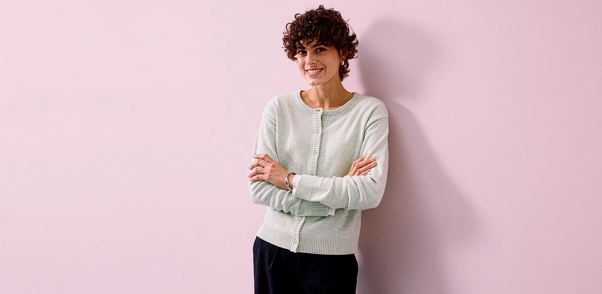 Ljusgr&ouml;n cardigan kombinerad med en elegant, svart byxa.