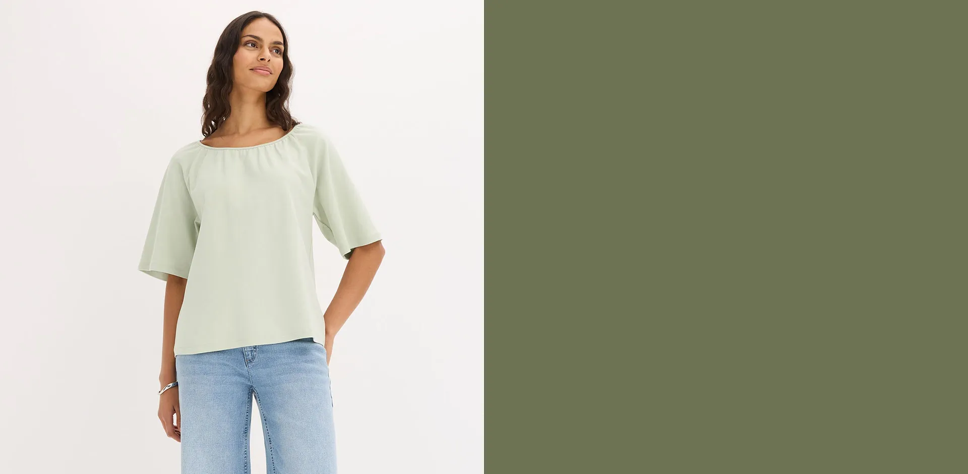 Elegant, ljusgr&ouml;n blus med vida &auml;rmar kombinerad med ett par lediga jeans.