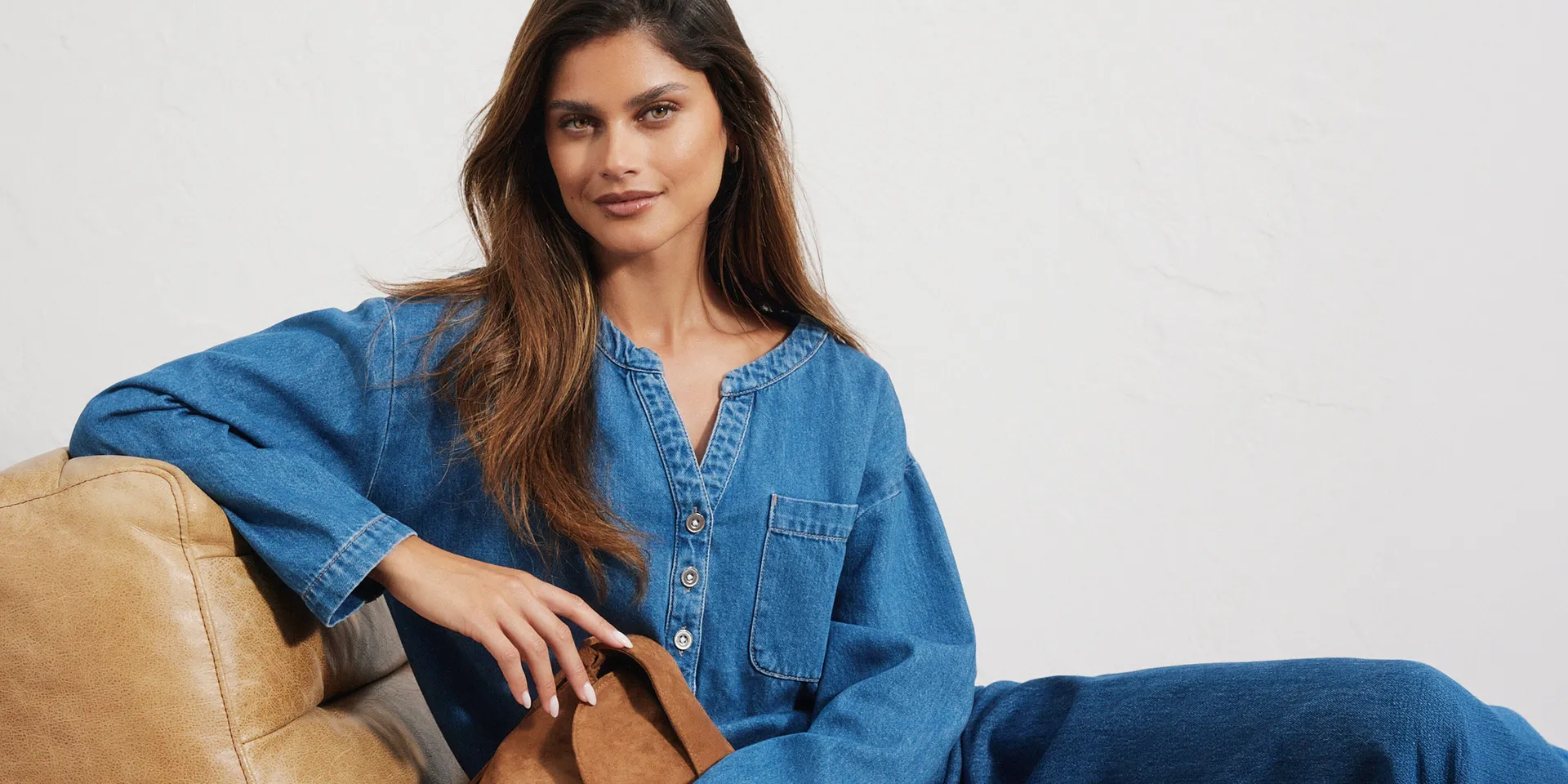 Ledig jeansskjorta med knappsl&aring; och matchande jeansbyxa.