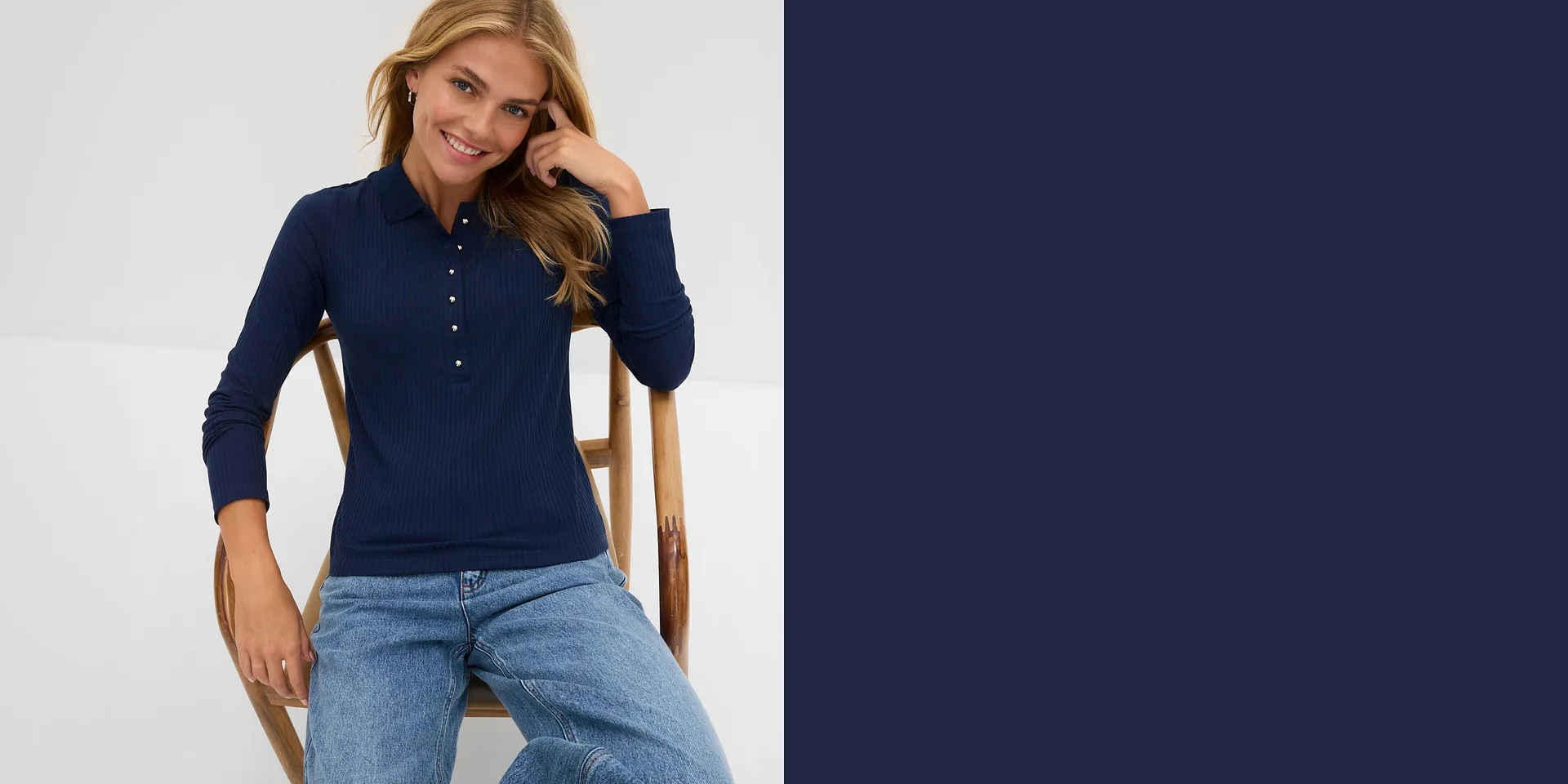 M&ouml;rkbl&aring; pik&eacute;tr&ouml;ja med knappsl&aring; och lediga jeans &ndash; bekv&auml;mt och snyggt.